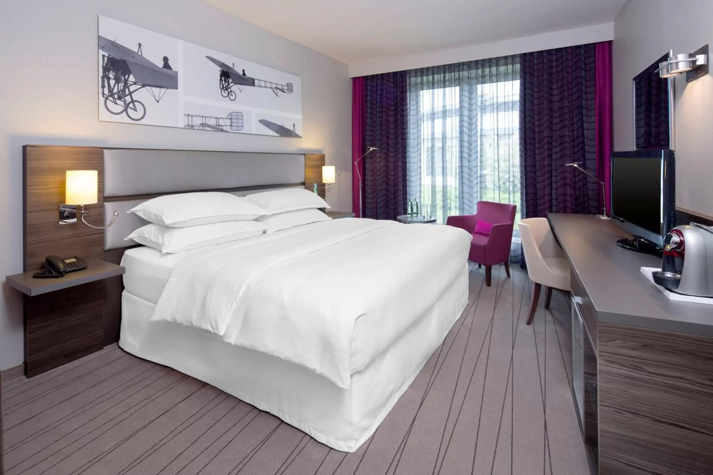 Photo of the whole room, Bed in Sheraton Duesseldorf Airport Hotel