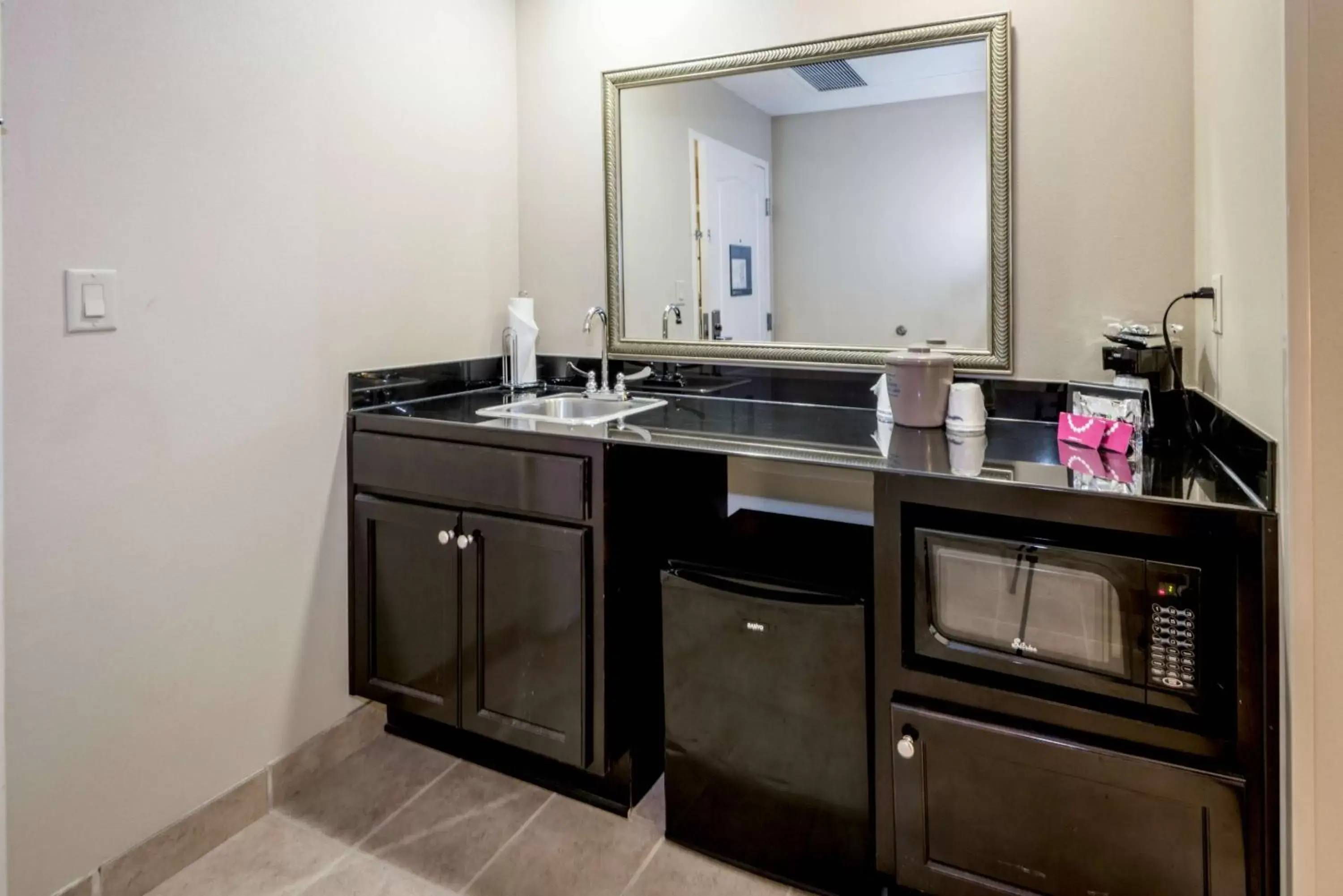 Kitchen or kitchenette, Bathroom in Hampton Inn & Suites Montgomery-Downtown