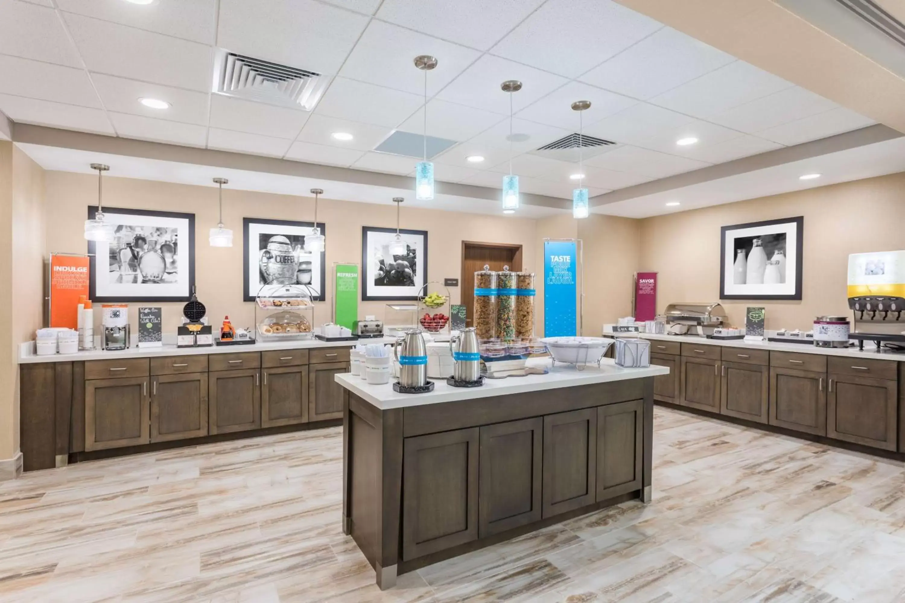 Dining area, Restaurant/Places to Eat in Hampton Inn & Suites Mary Esther-Fort Walton Beach, Fl