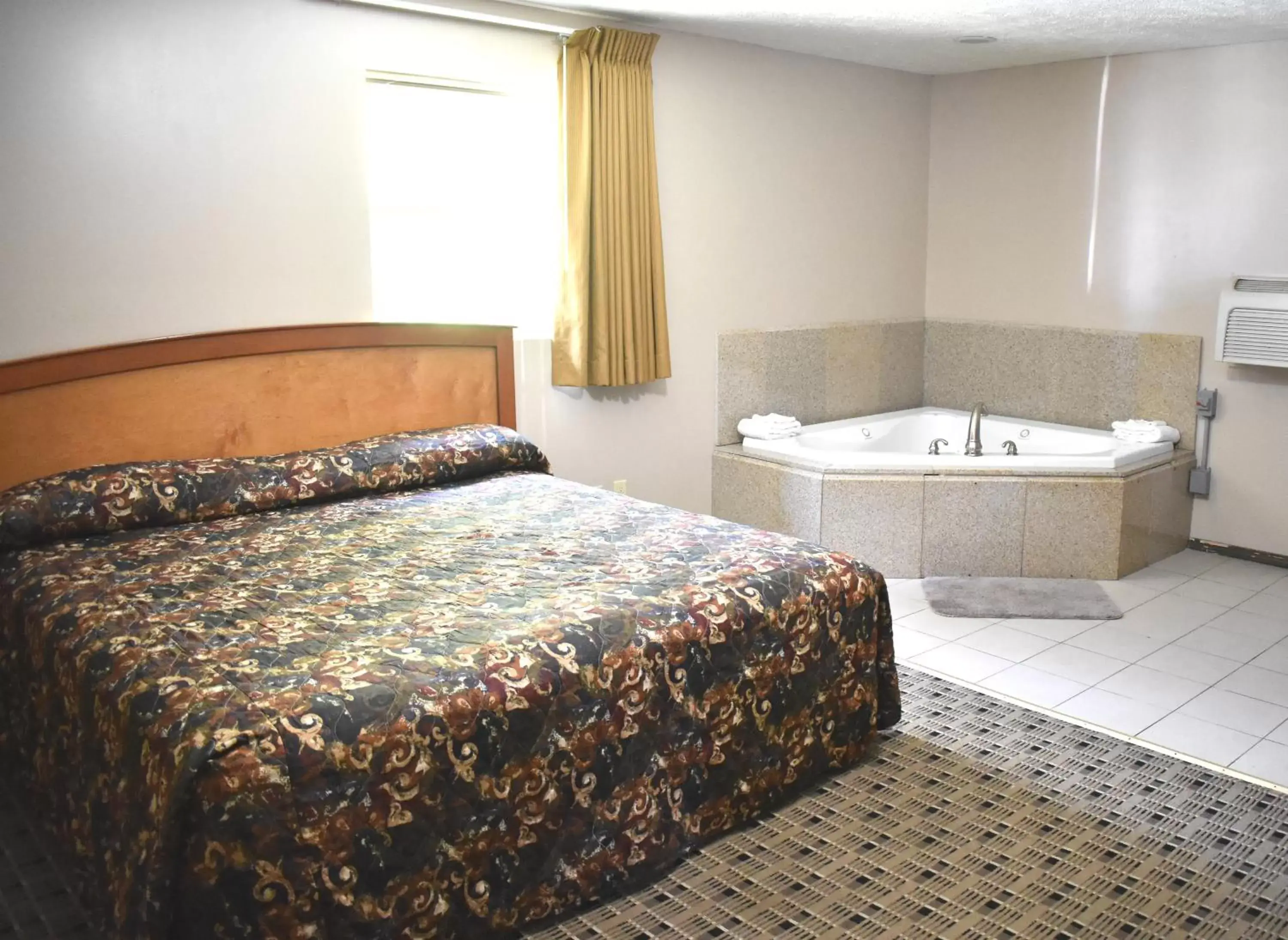 Photo of the whole room, Bed in Economy Inn & Suites