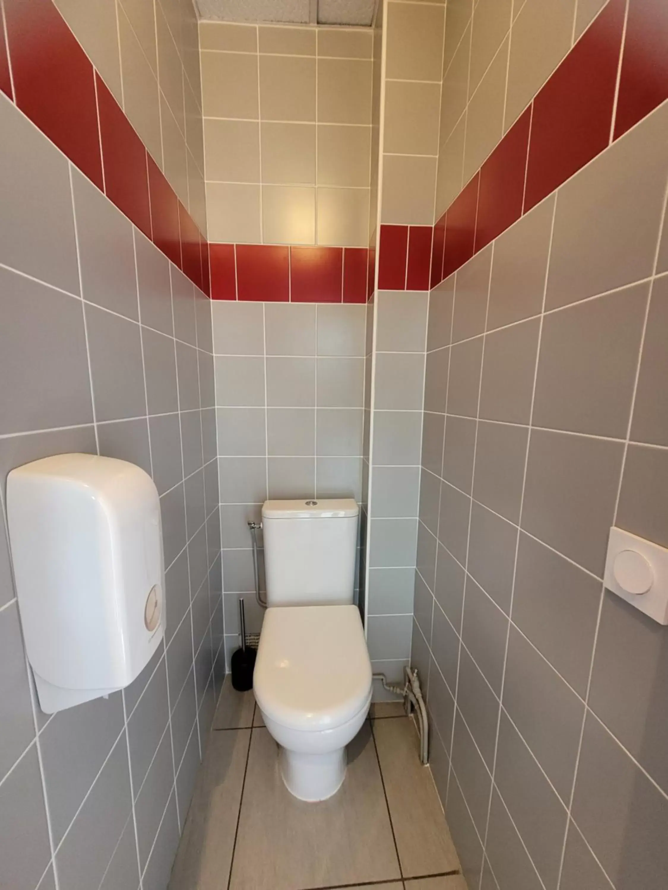 Toilet, Bathroom in Hotel Aragon