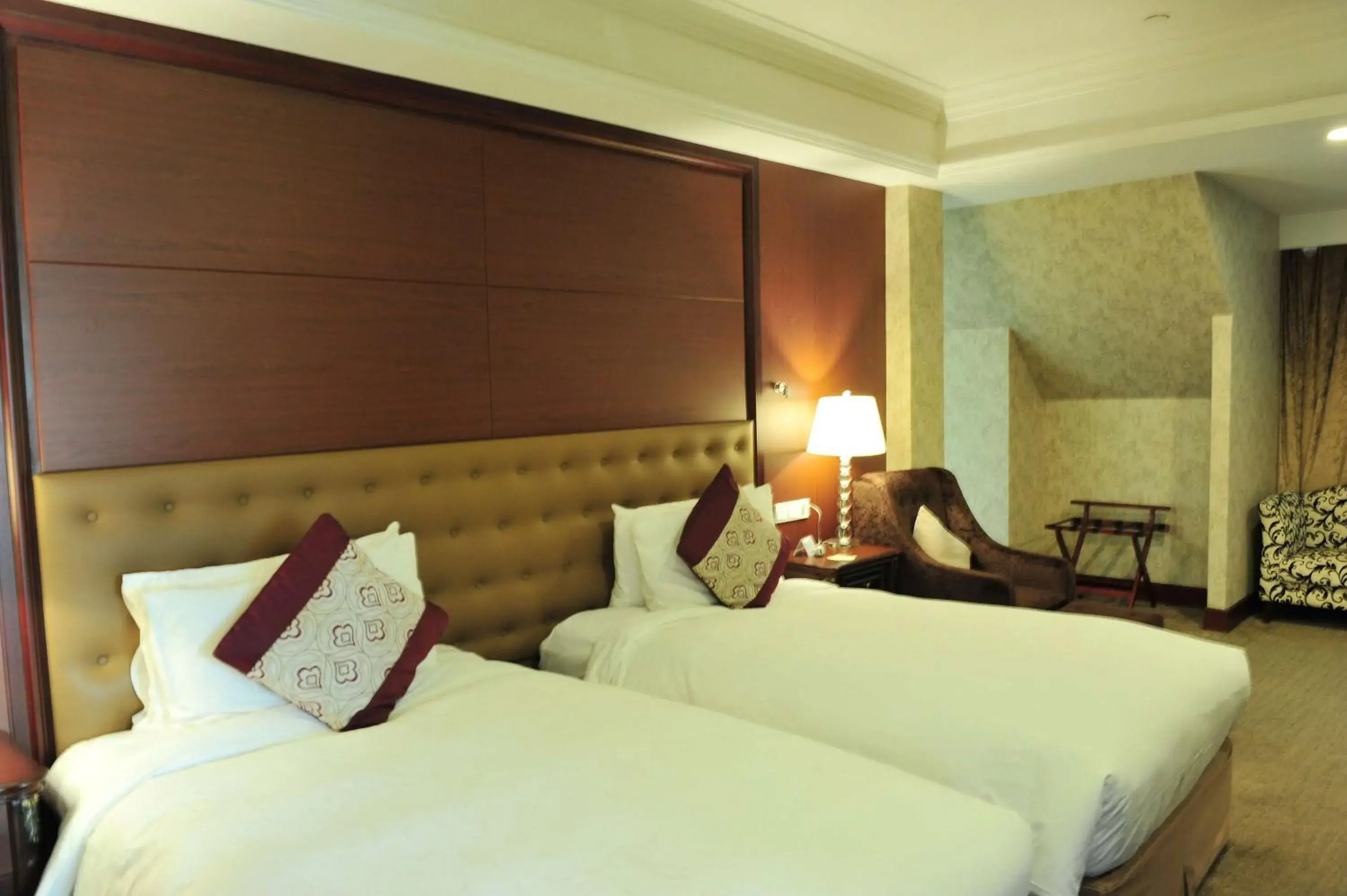 Photo of the whole room, Bed in Wyndham Shanghai Hongqiao