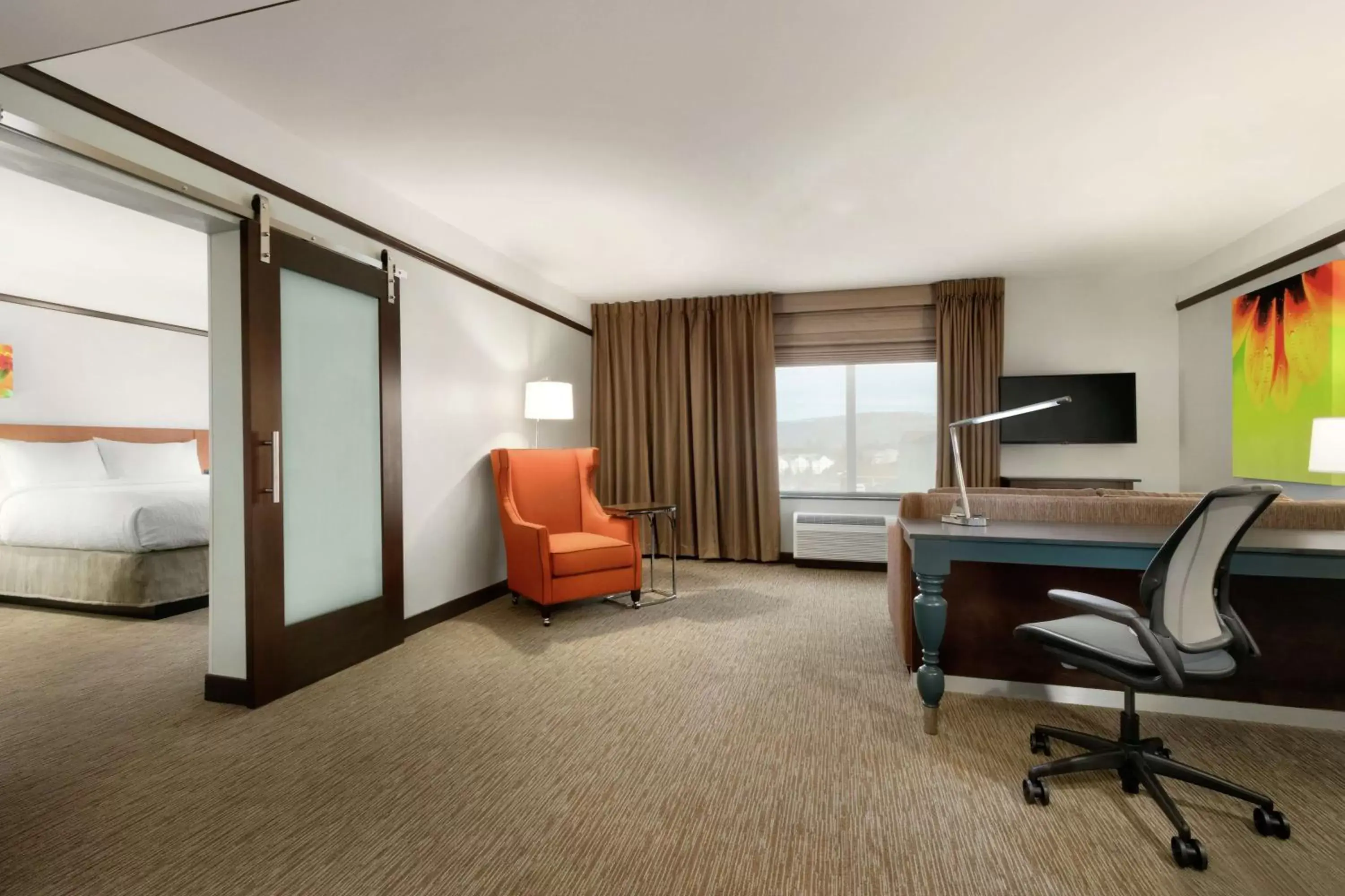 Bedroom, Seating Area in Hilton Garden Inn Medford