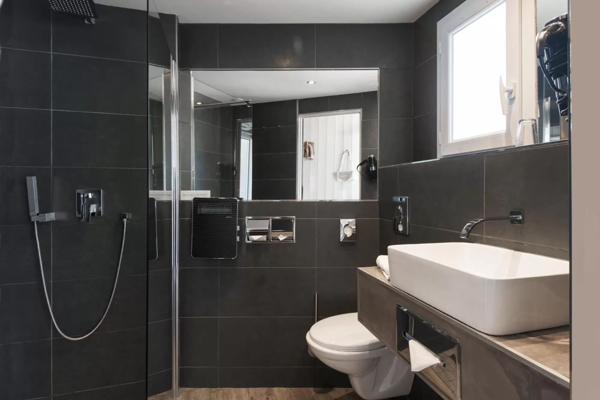 Shower in Hôtel Restaurant & Spa Plaisir