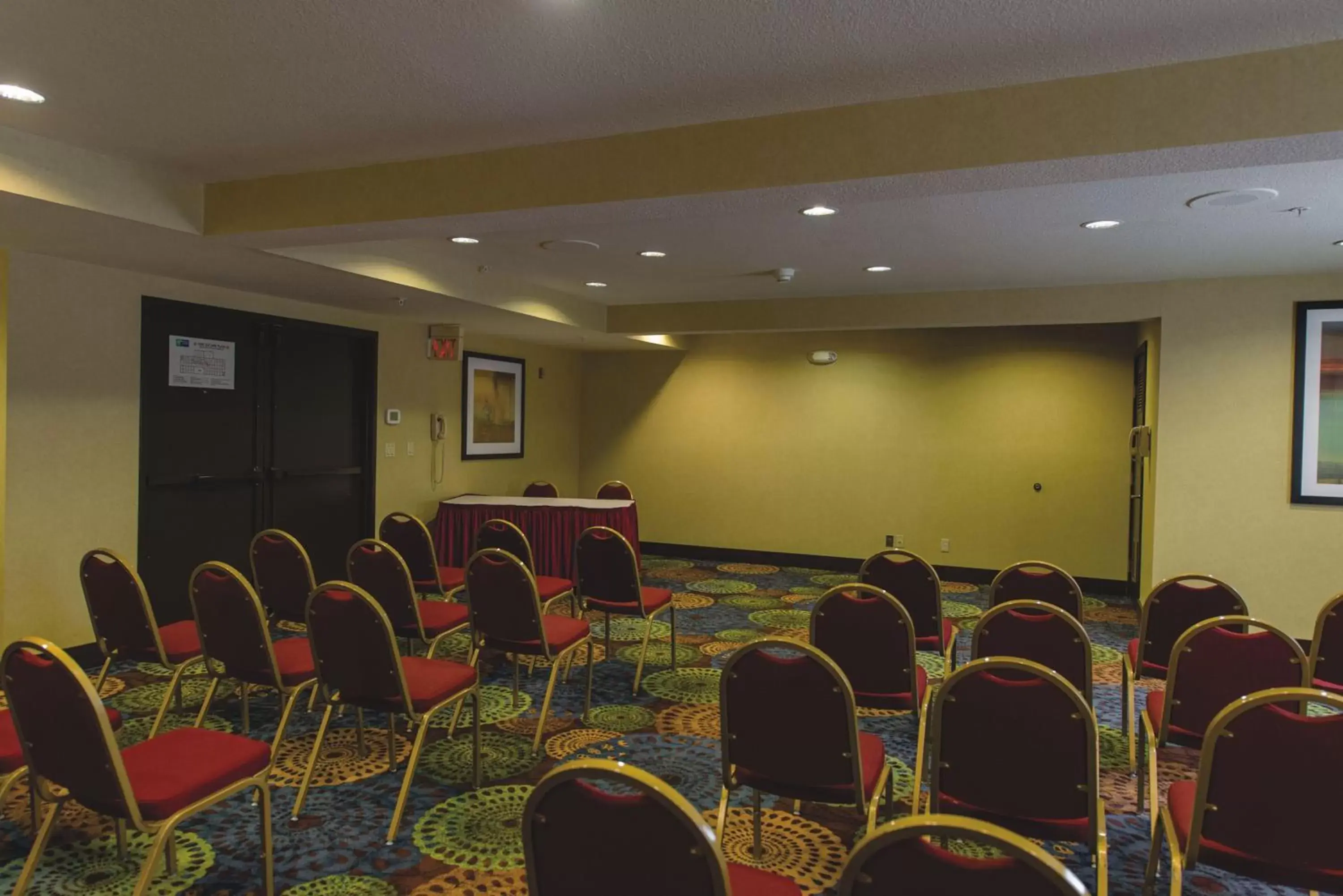 Meeting/conference room in Holiday Inn Express Portland East - Columbia Gorge, an IHG Hotel