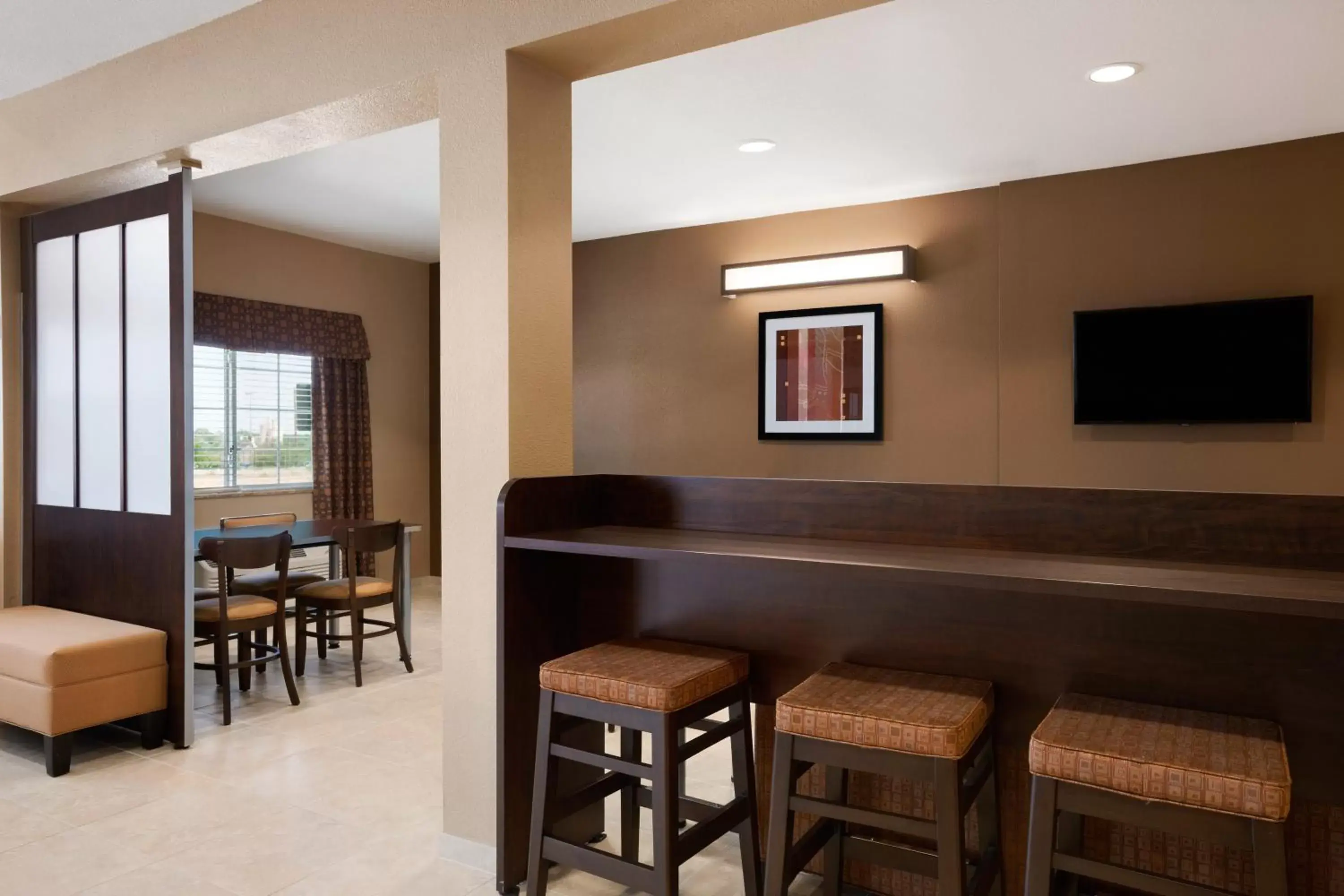 Lobby or reception, Lounge/Bar in Microtel Inn & Suites Kenedy