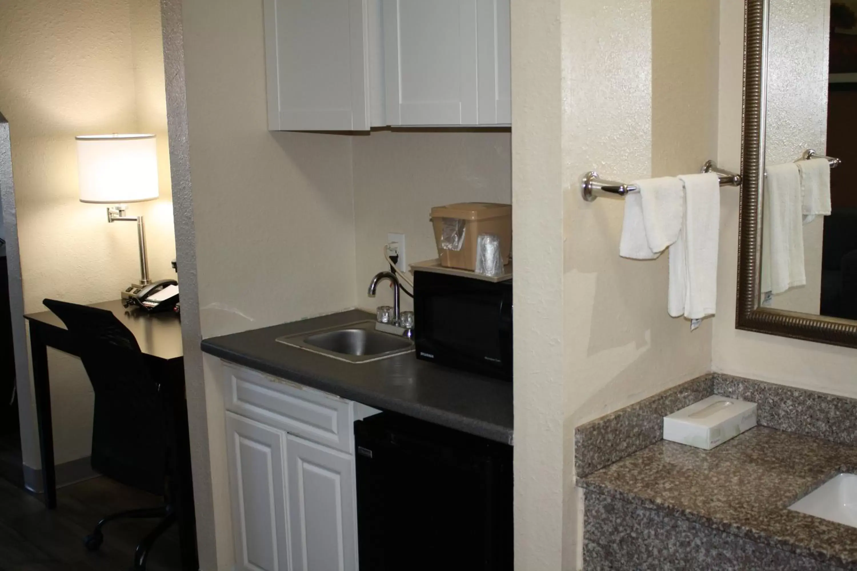 Bedroom, Kitchen/Kitchenette in Quality Inn & Suites Wichita Falls I-44