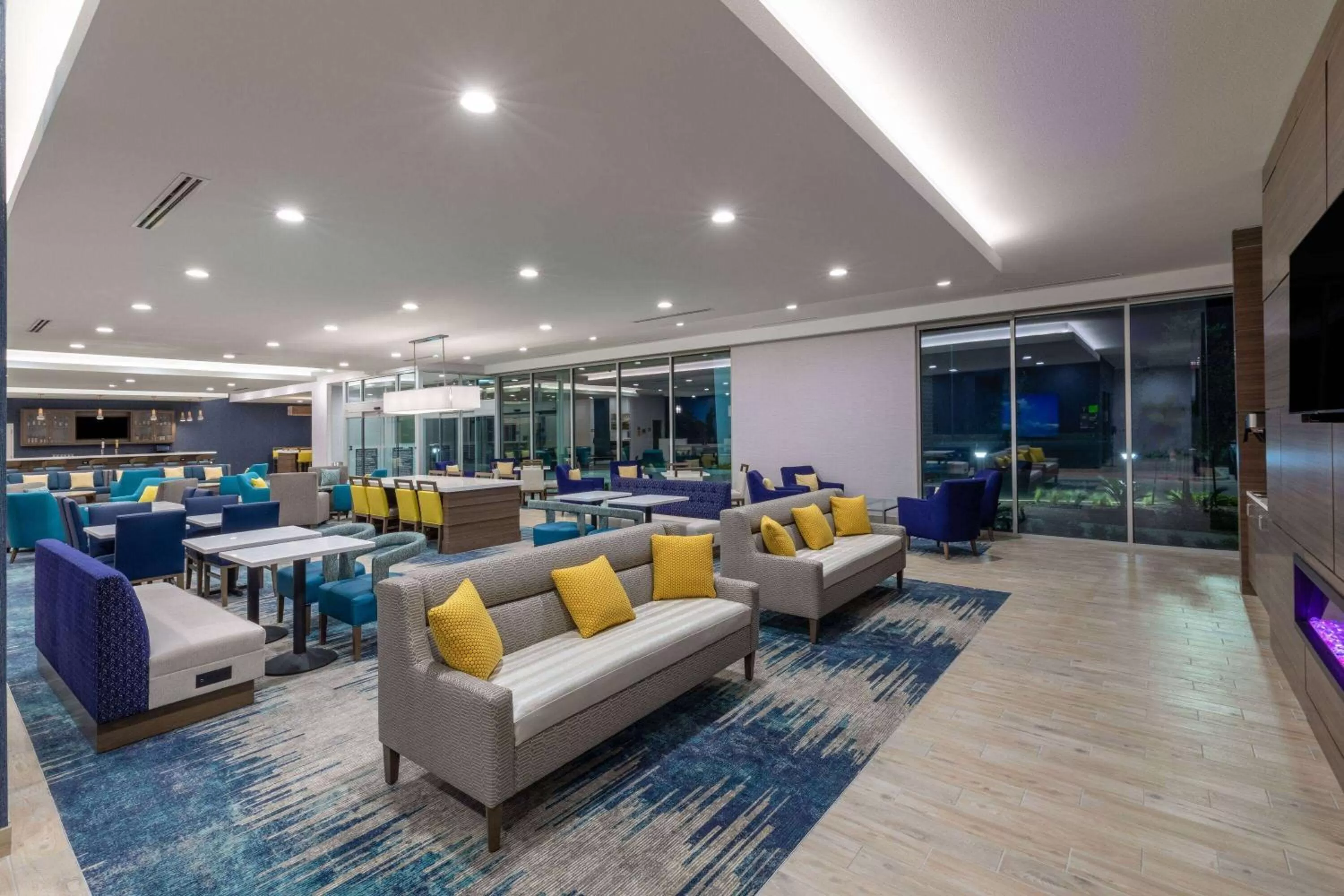 Breakfast in La Quinta Inn & Suites by Wyndham Round Rock near Kalahari