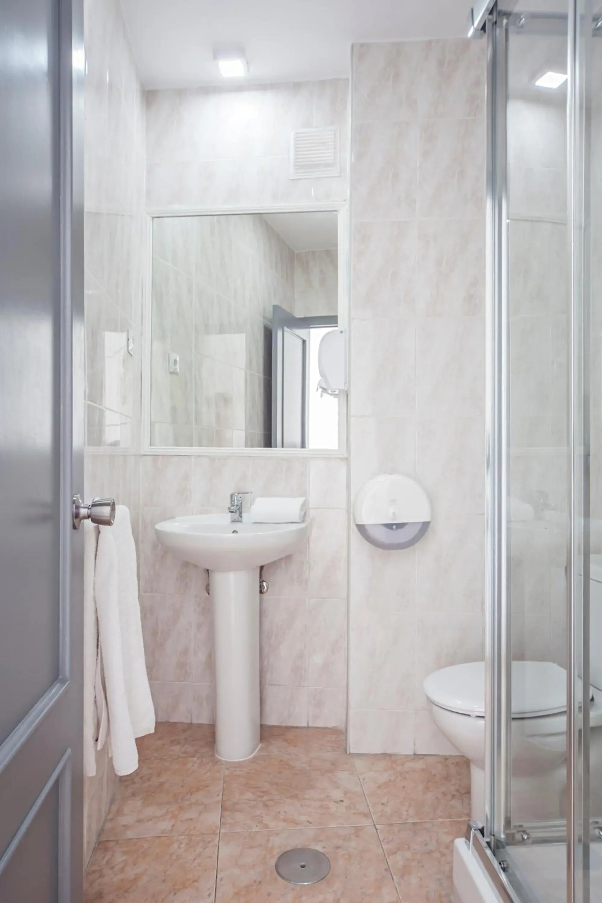 Shower, Bathroom in Madrid Motion Hostels