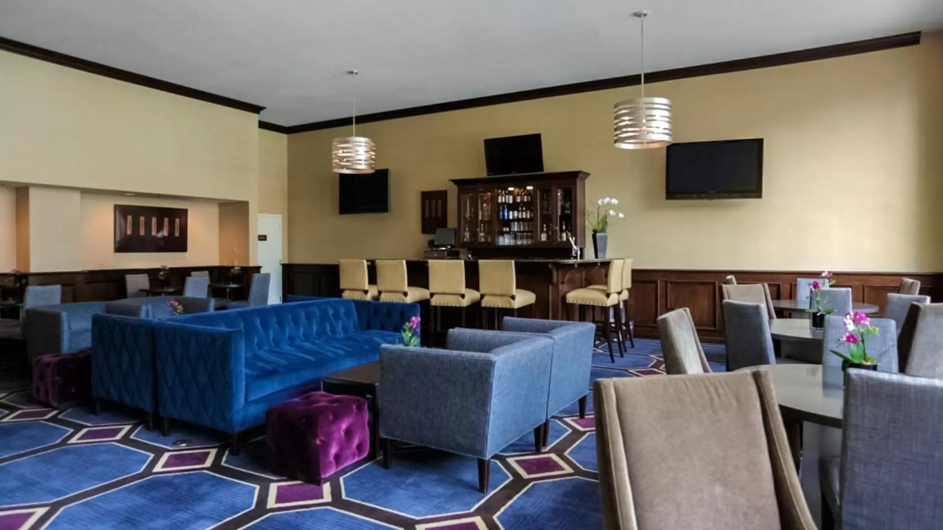 Communal lounge/ TV room in Grand Hotel