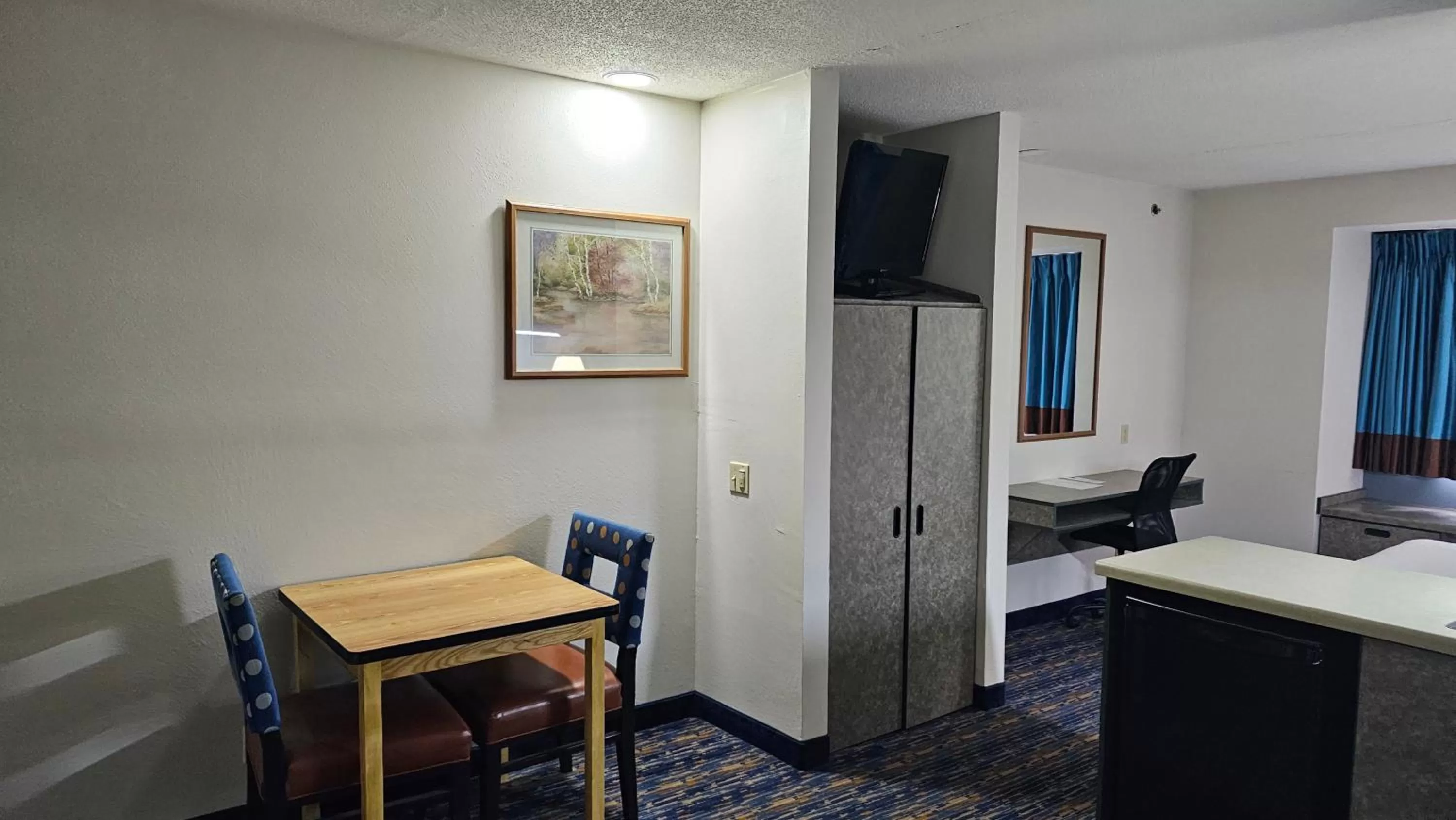 Photo of the whole room in MJ INN and SUITES