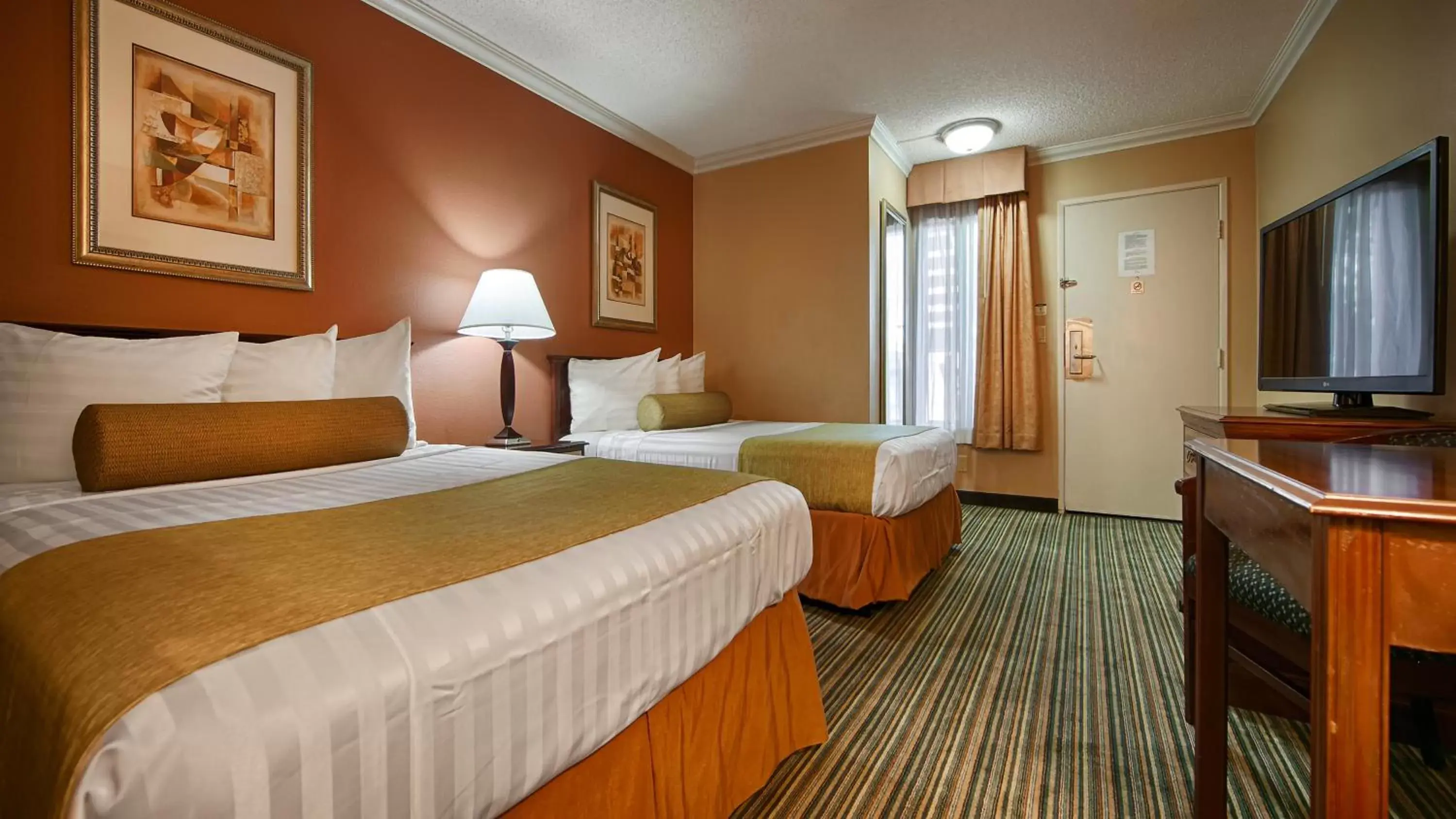 Photo of the whole room, Bed in Best Western Courtesy Inn - Anaheim Park Hotel