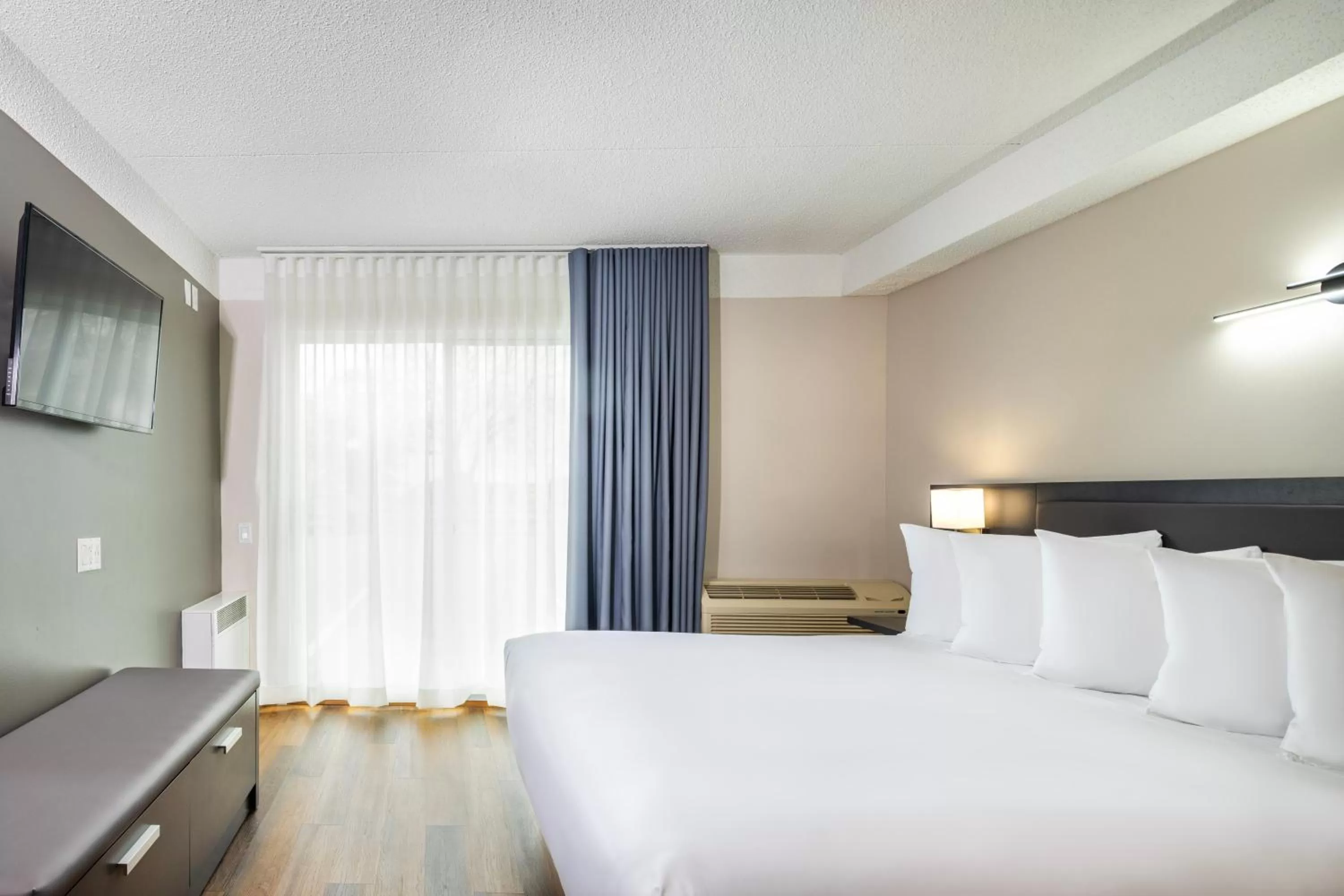 Bed in Les Suites de Laviolette, an Ascend Collection Hotel