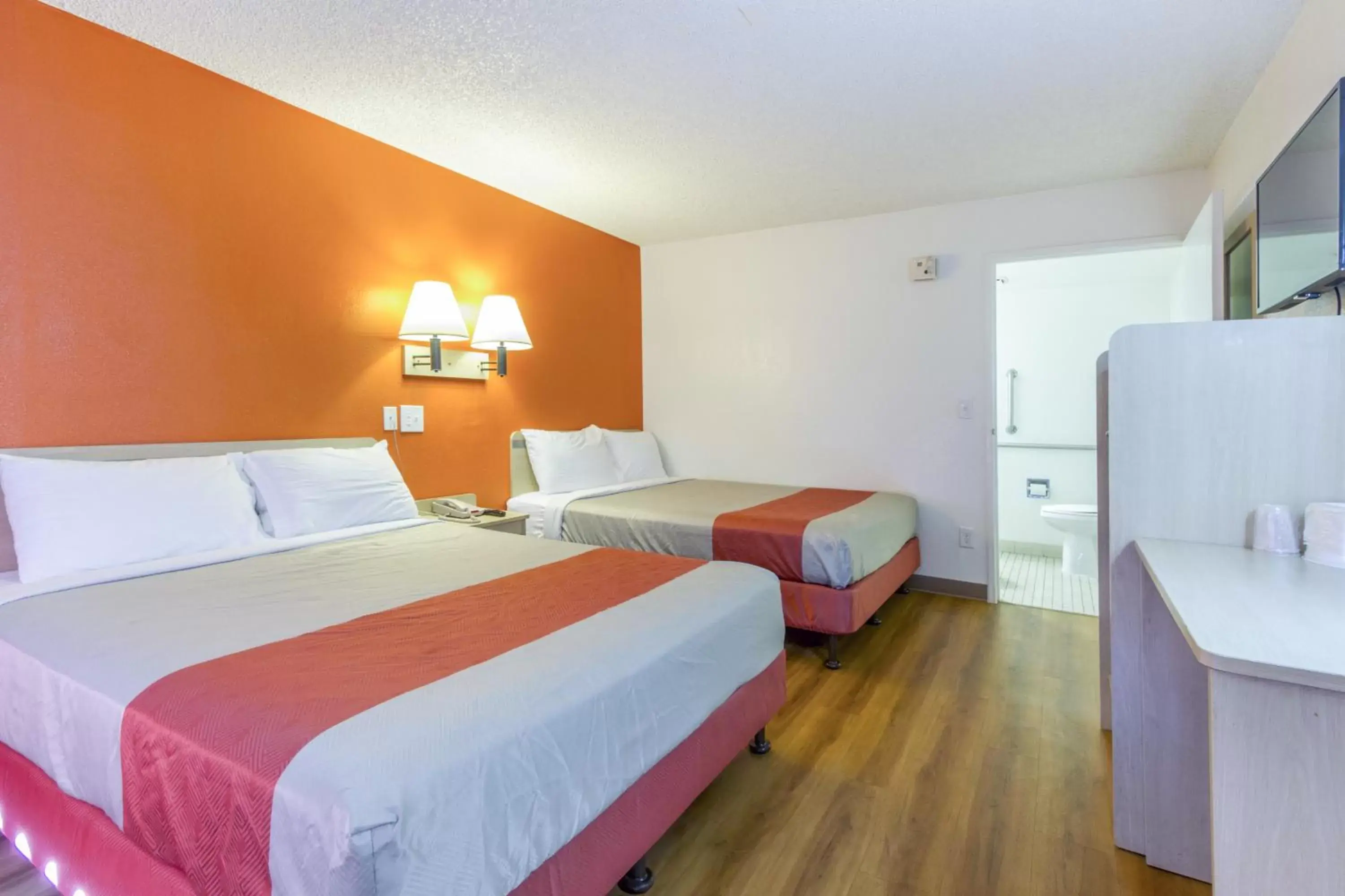 Bedroom, Bed in Motel 6-Phoenix, AZ - Airport - 24th Street
