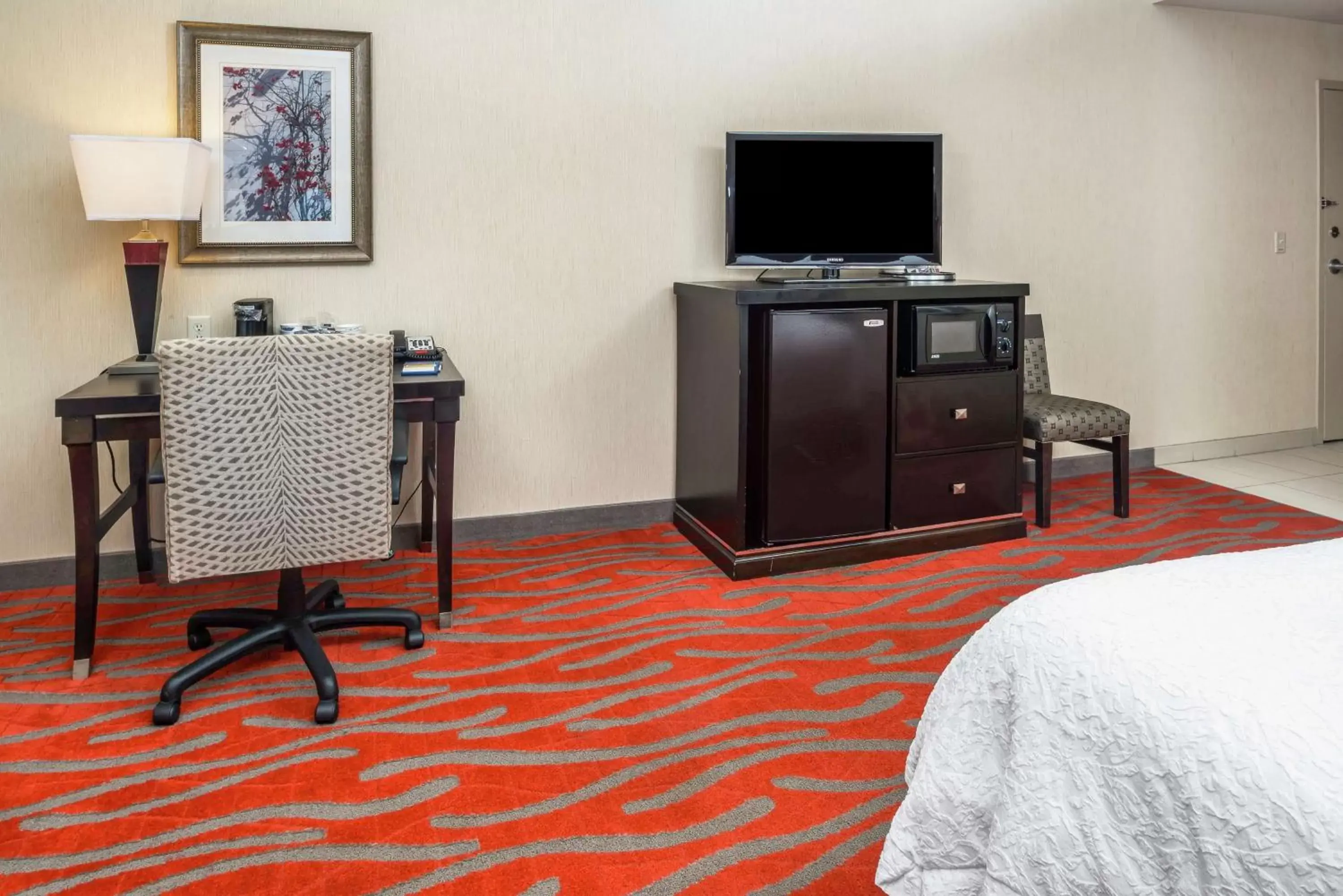 Bedroom, TV/Entertainment Center in Hampton Inn and Suites Tulsa/Catoosa