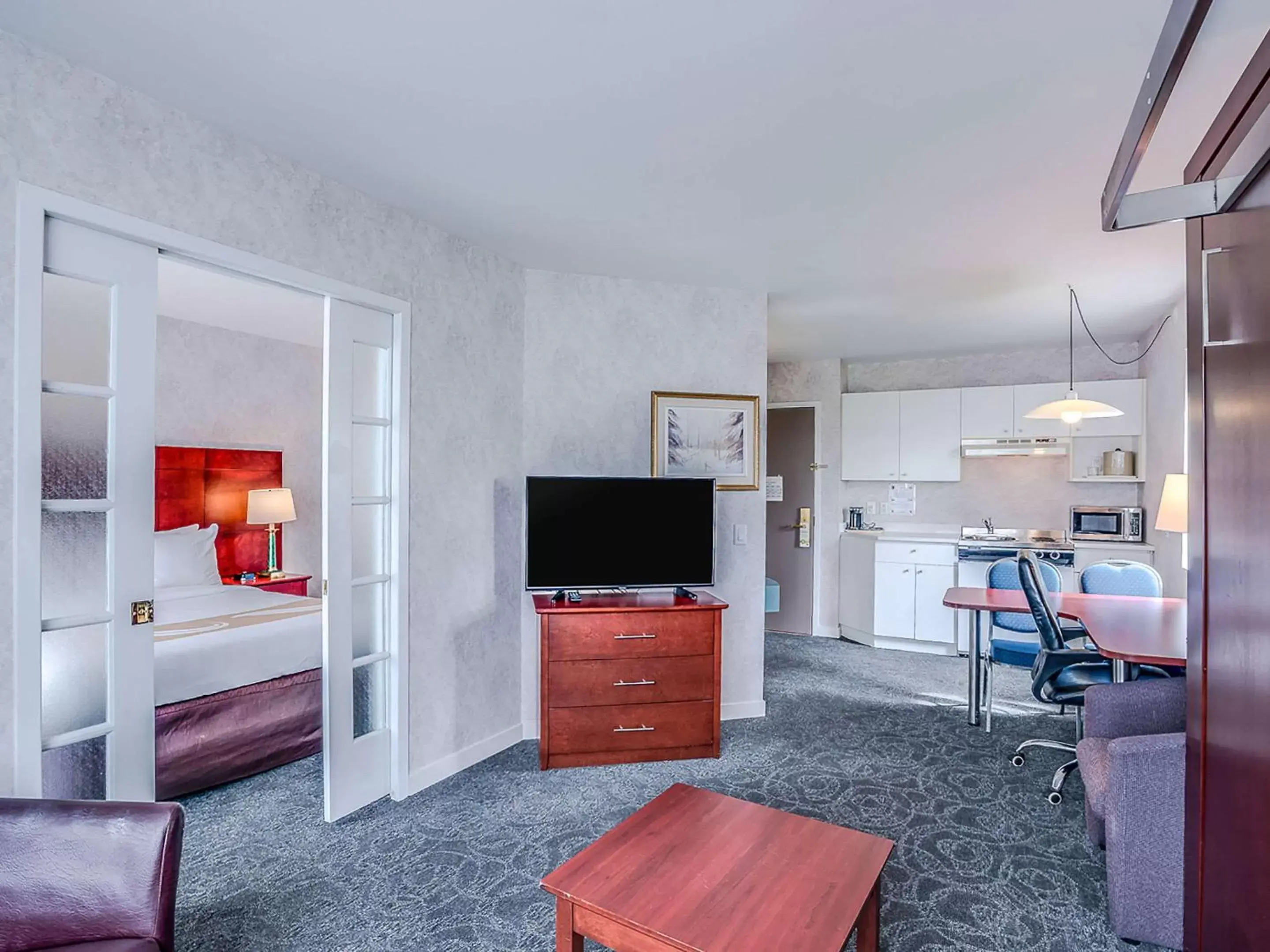 Bedroom, TV/Entertainment Center in Hotel Quality Suites