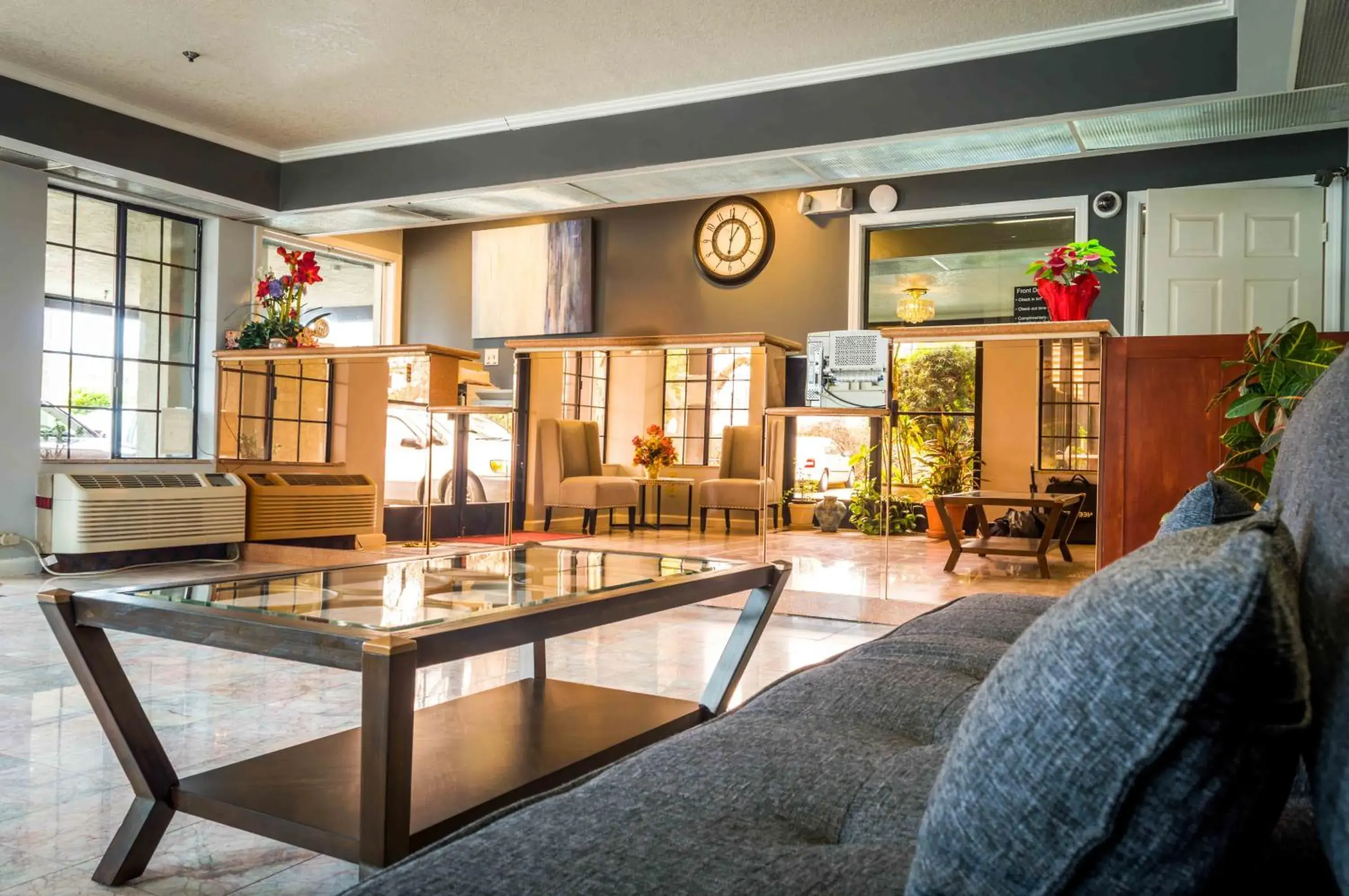 Lobby or reception, Seating Area in Executive Inn & Suites Sacramento