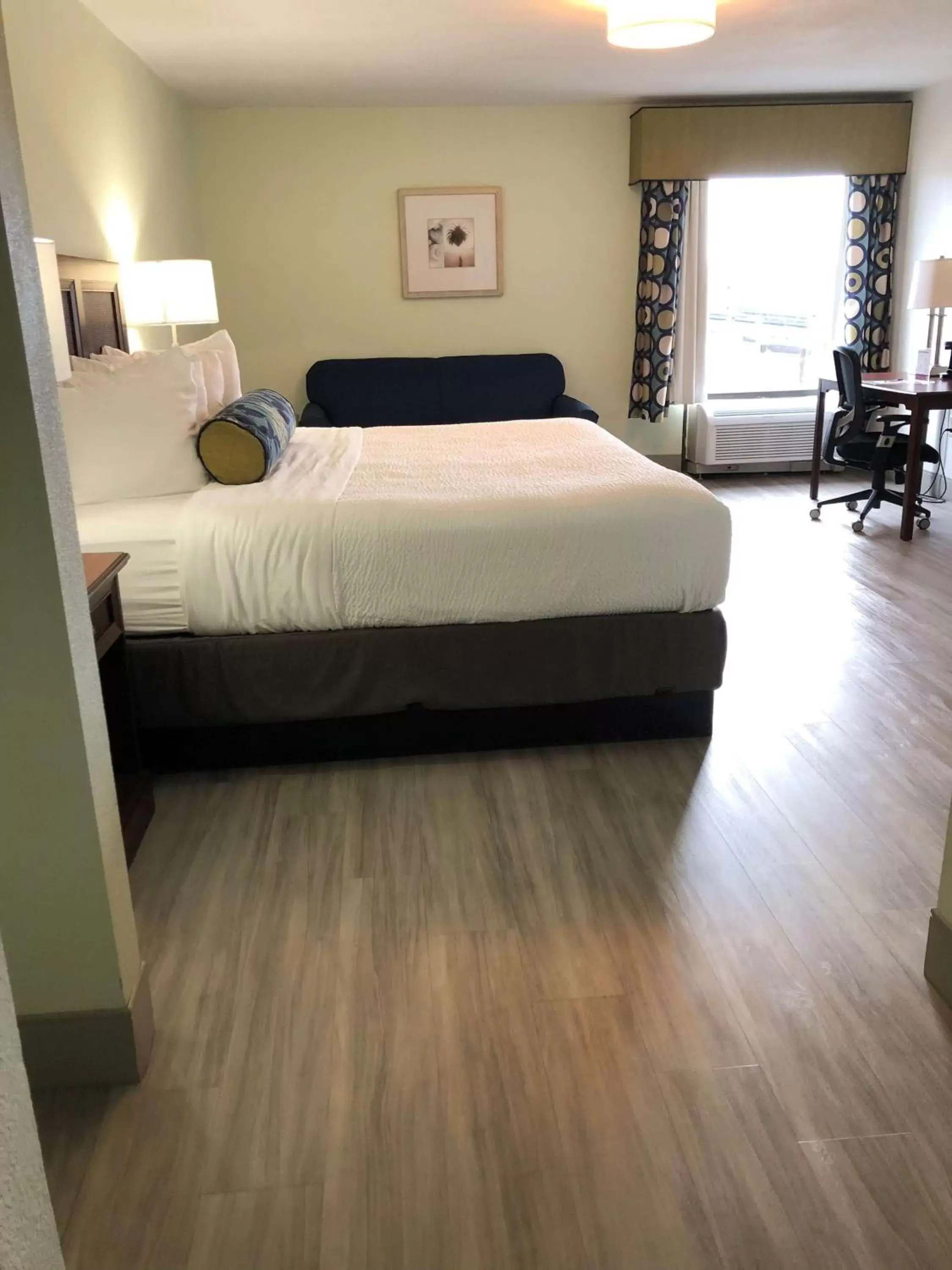 Photo of the whole room, Bed in Best Western Plus Myrtle Beach@Intracoastal