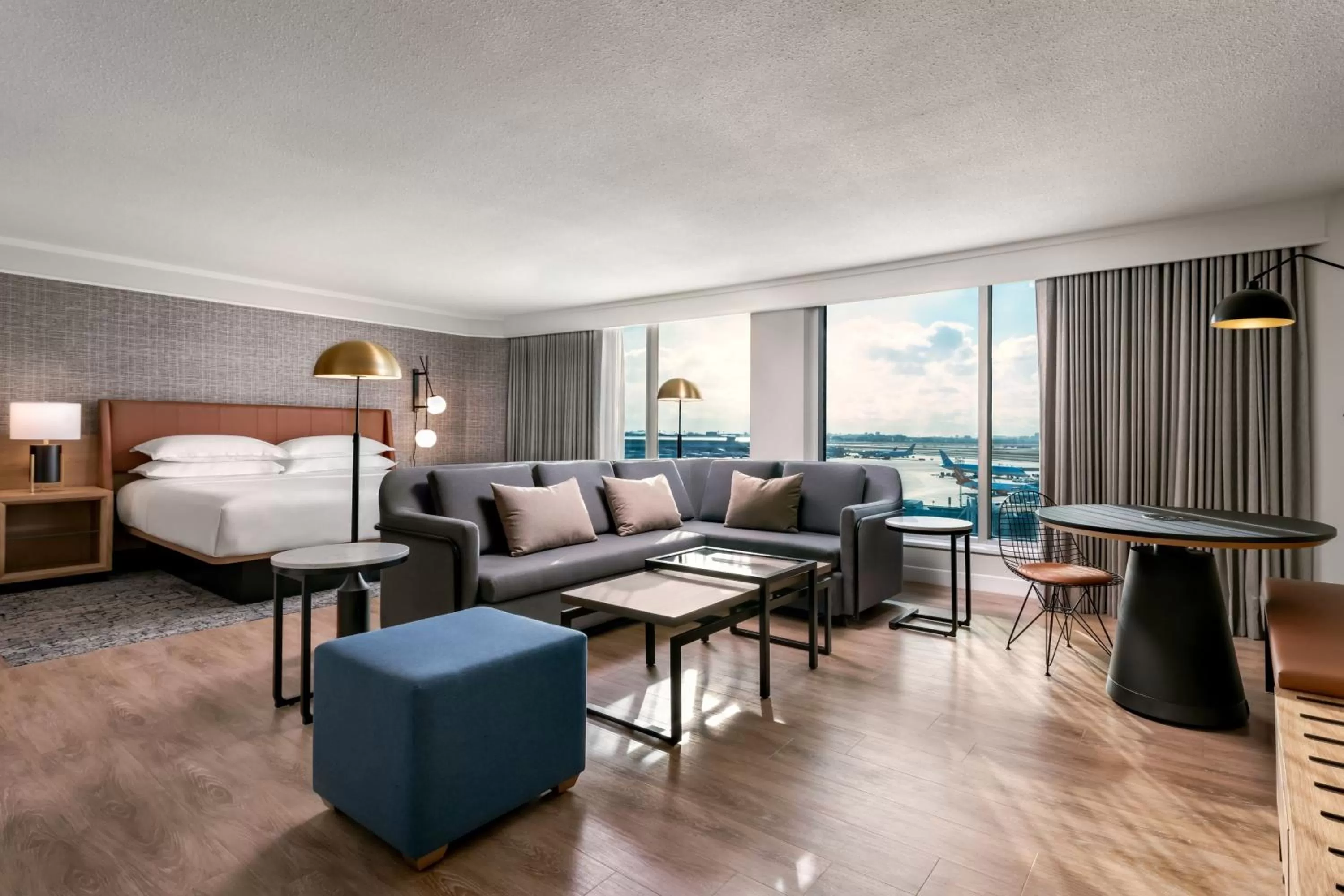 Photo of the whole room, Bed in Sheraton Gateway Hotel in Toronto International Airport