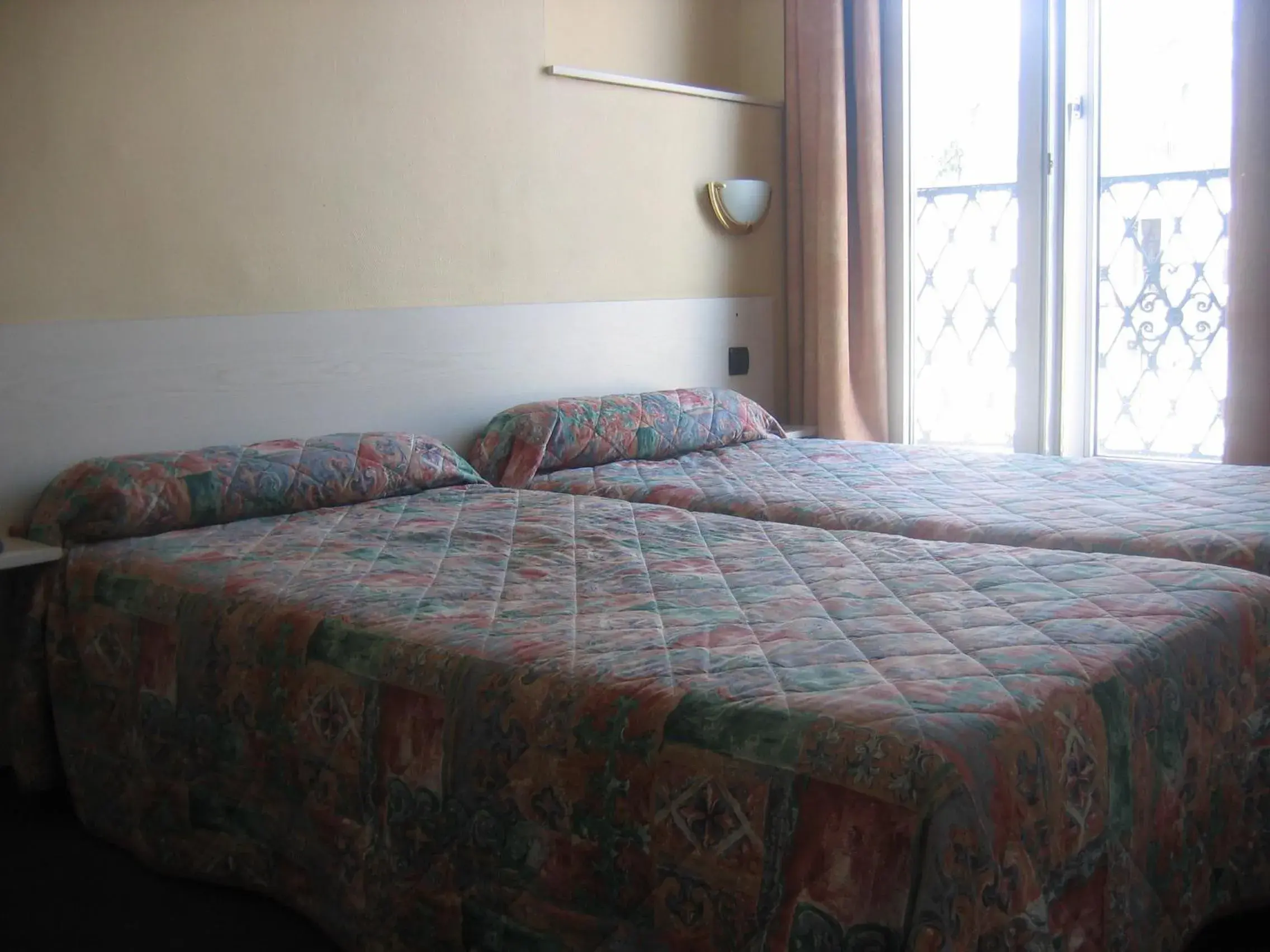 Bed in Hotel Ferney République