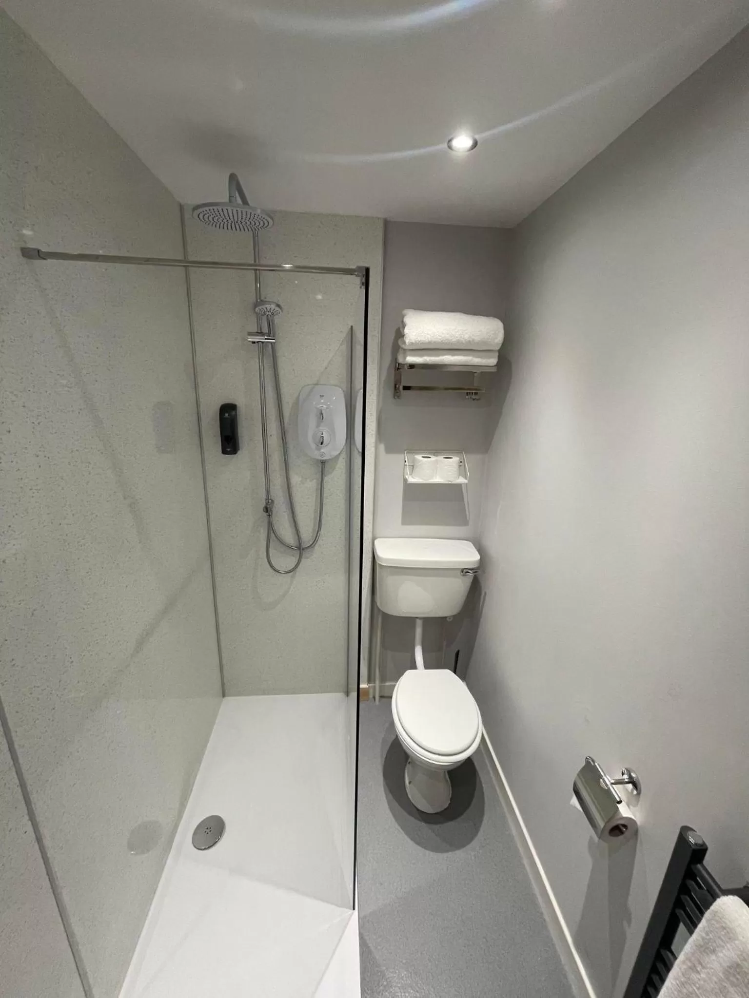 Bathroom in Airlie Arms Hotel