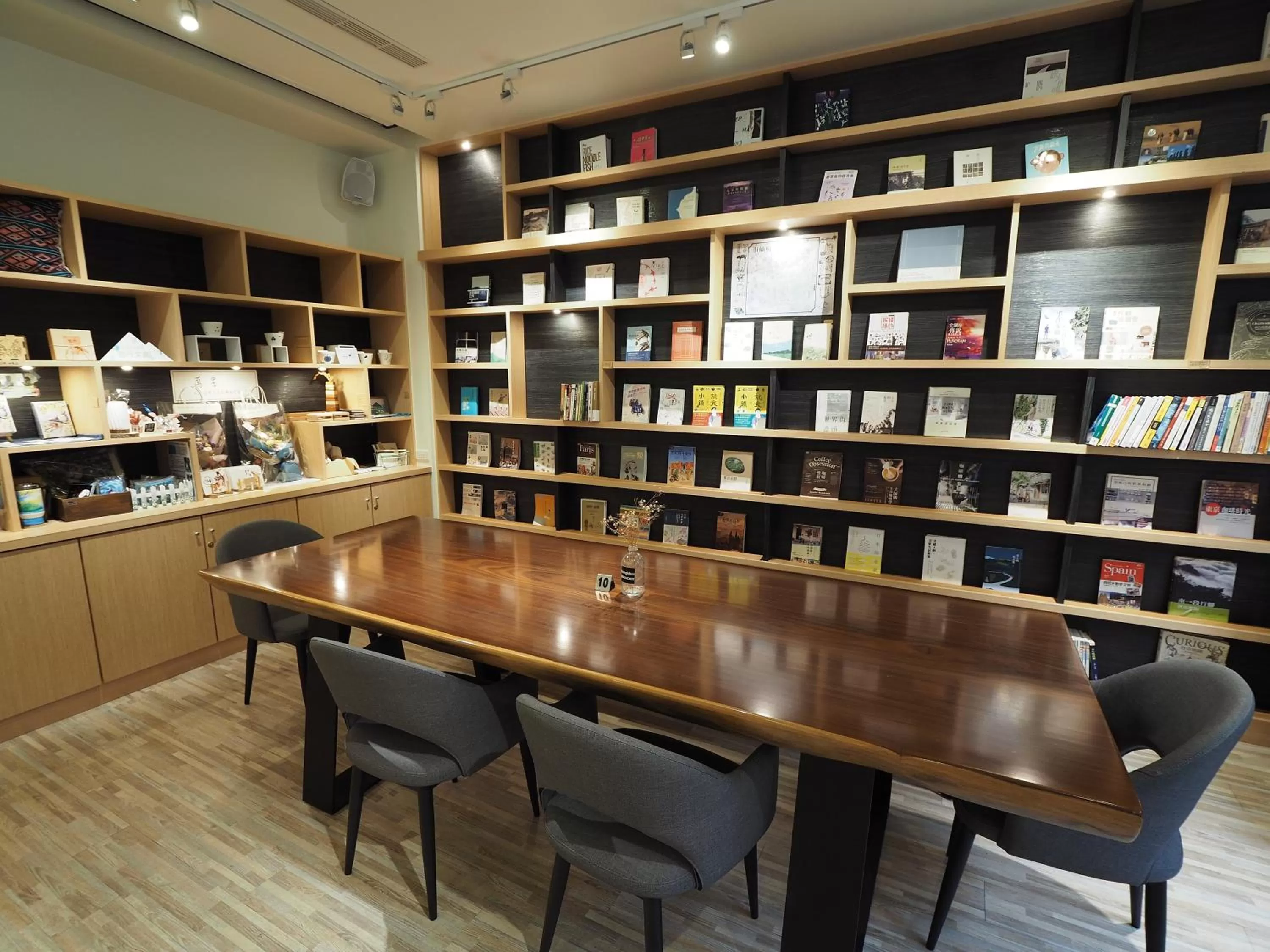 Library in Hangkhau Hotel