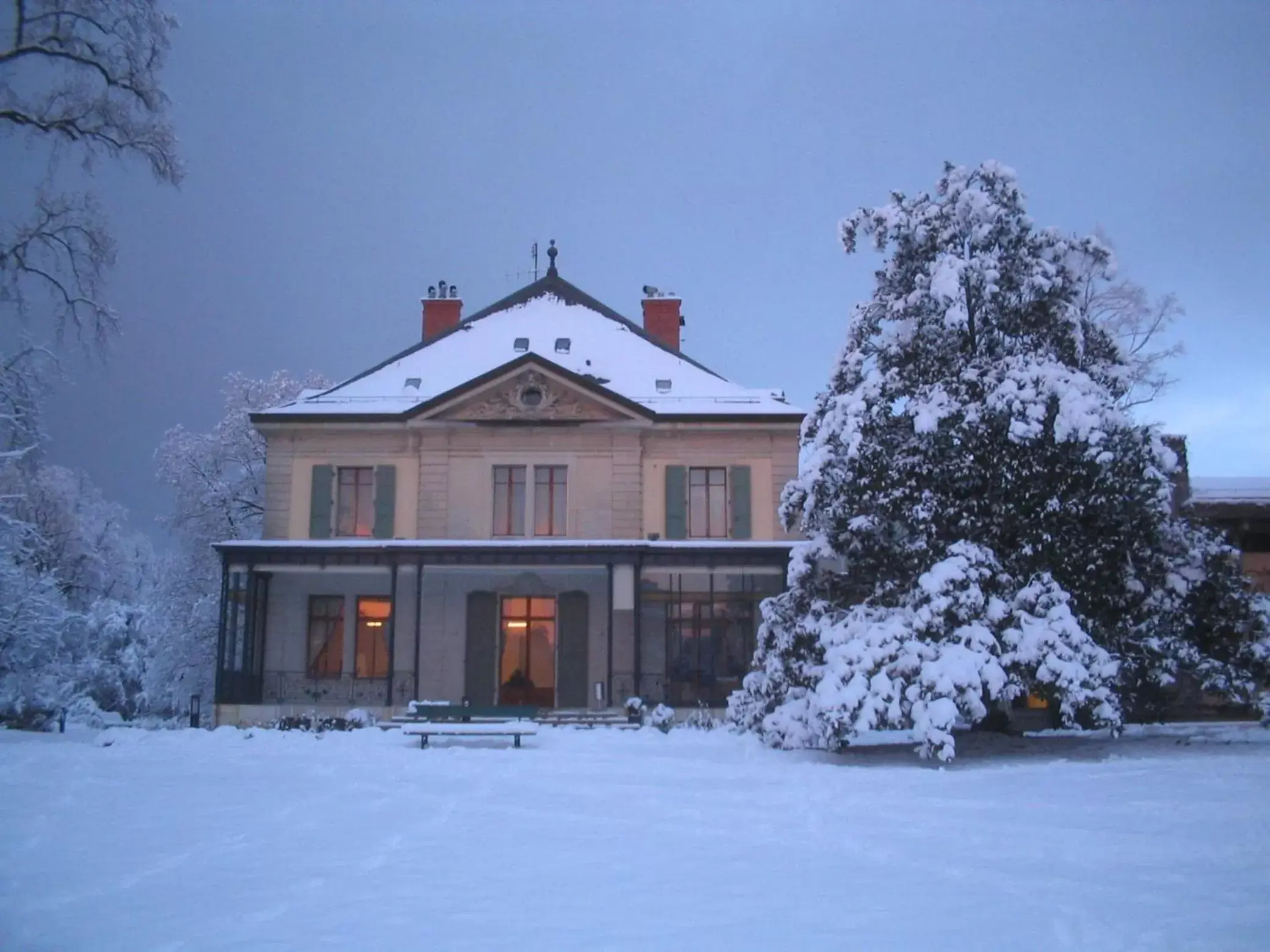 Facade/entrance, Winter in Le Cénacle