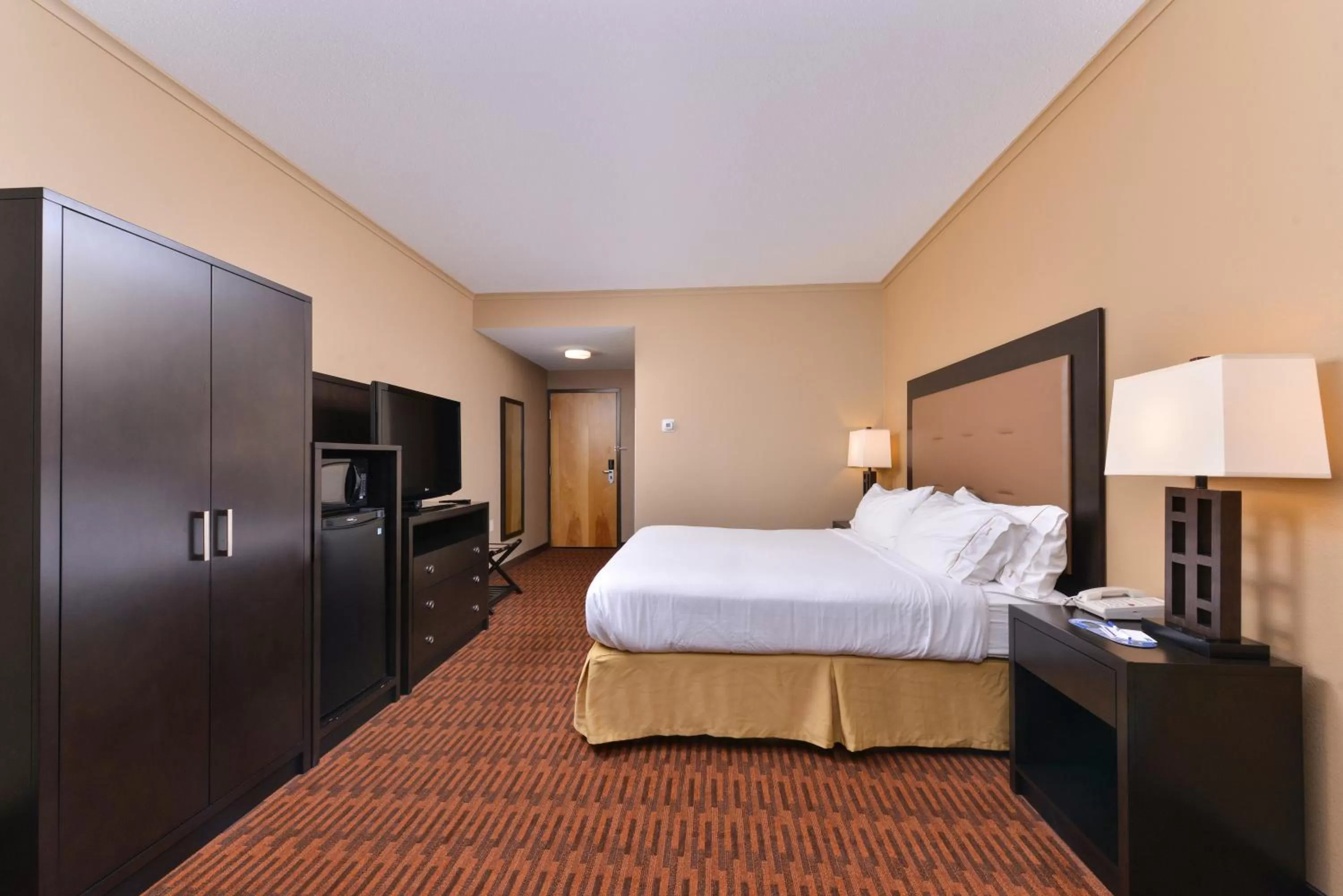 Photo of the whole room, Bed in Holiday Inn Express Breezewood by IHG