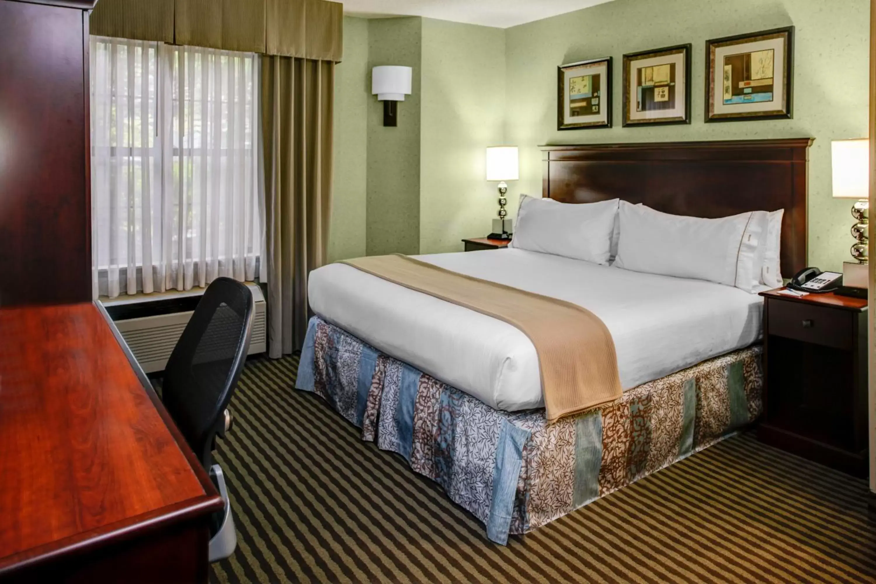 Bed in Holiday Inn Express Hotel & Suites Atlanta Buckhead, an IHG Hotel