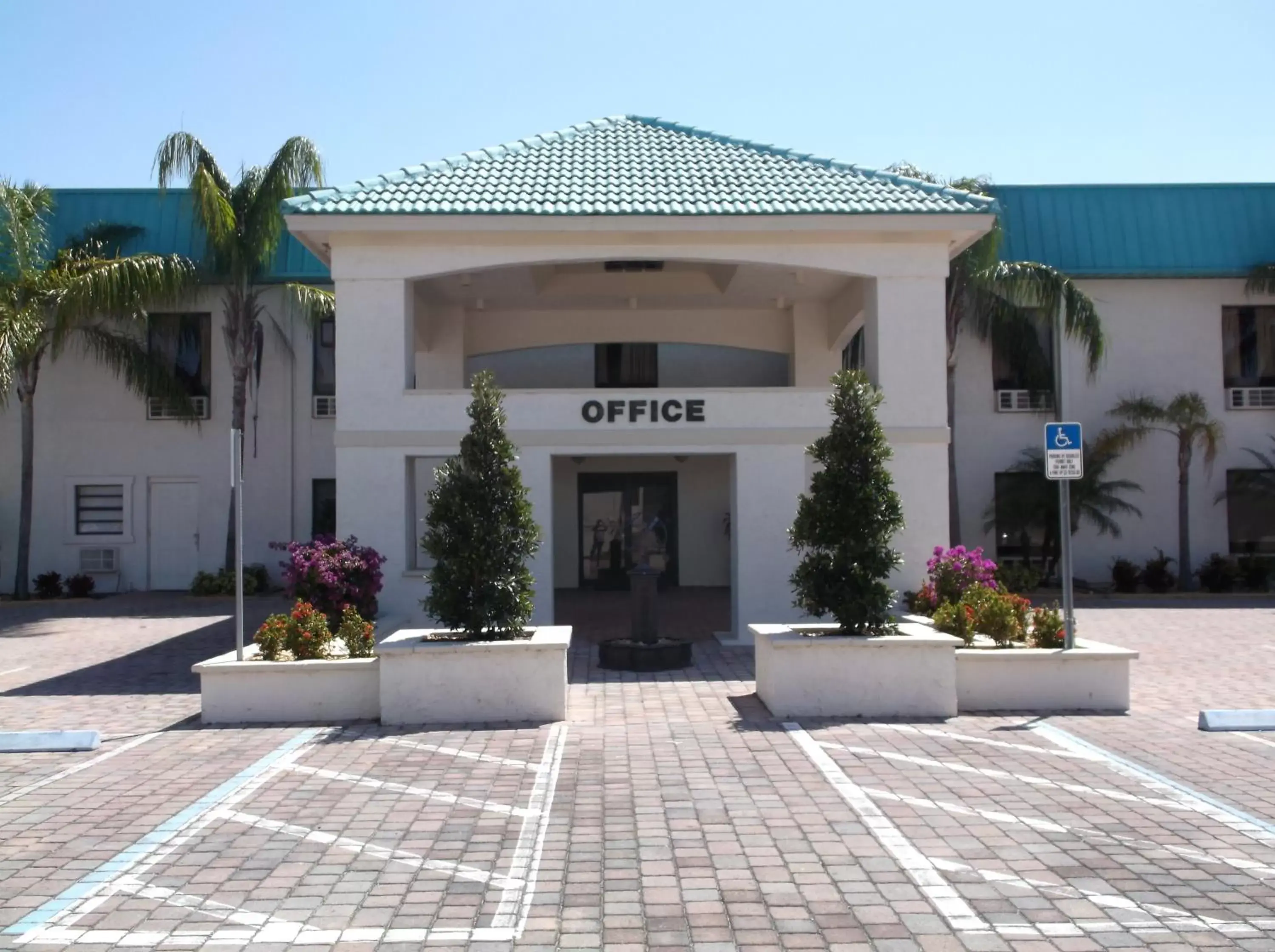 Facade/entrance, Property Building in Days Inn & Suites by Wyndham Lake Okeechobee