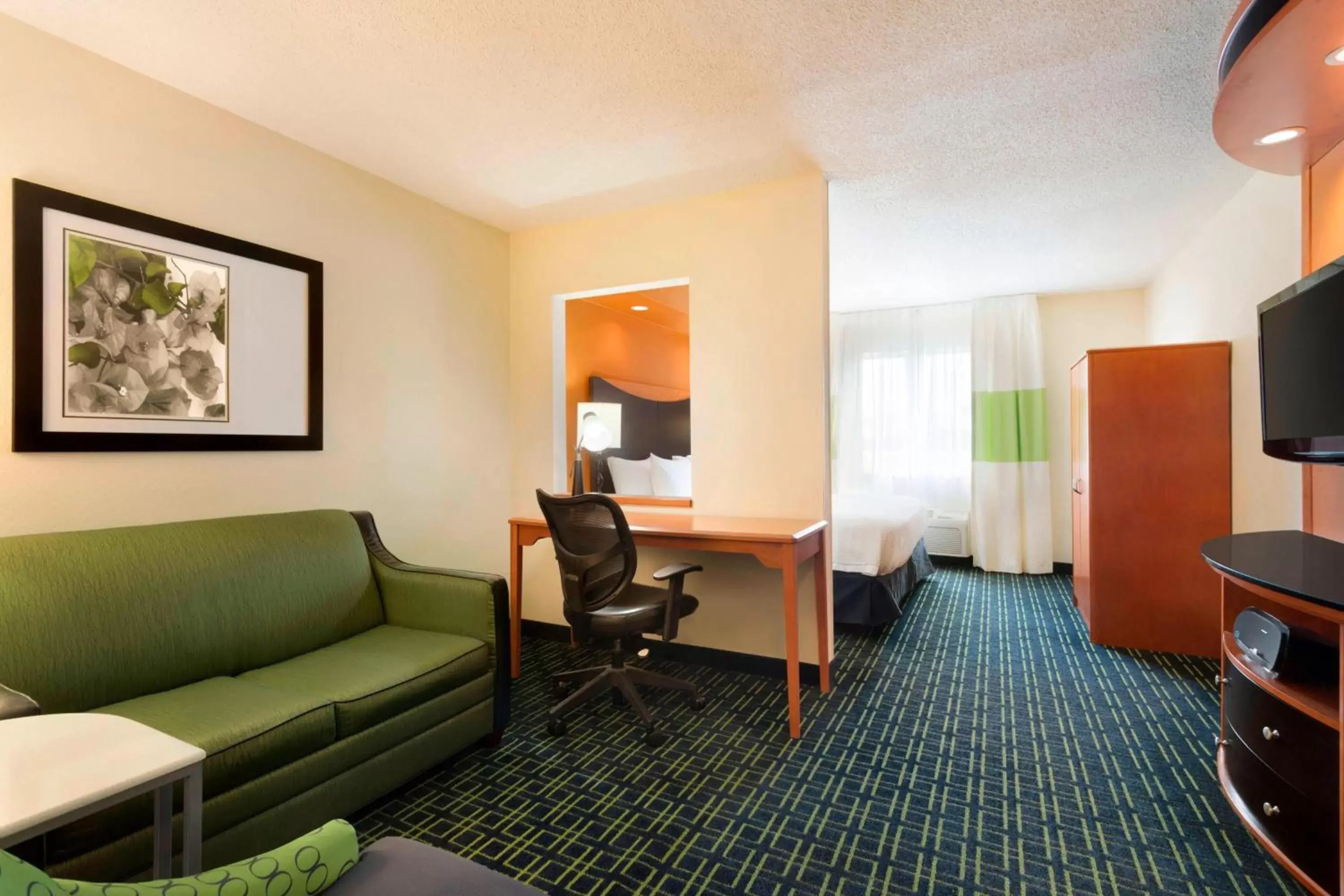 Living room, Seating Area in Fairfield Inn & Suites by Marriott Champaign