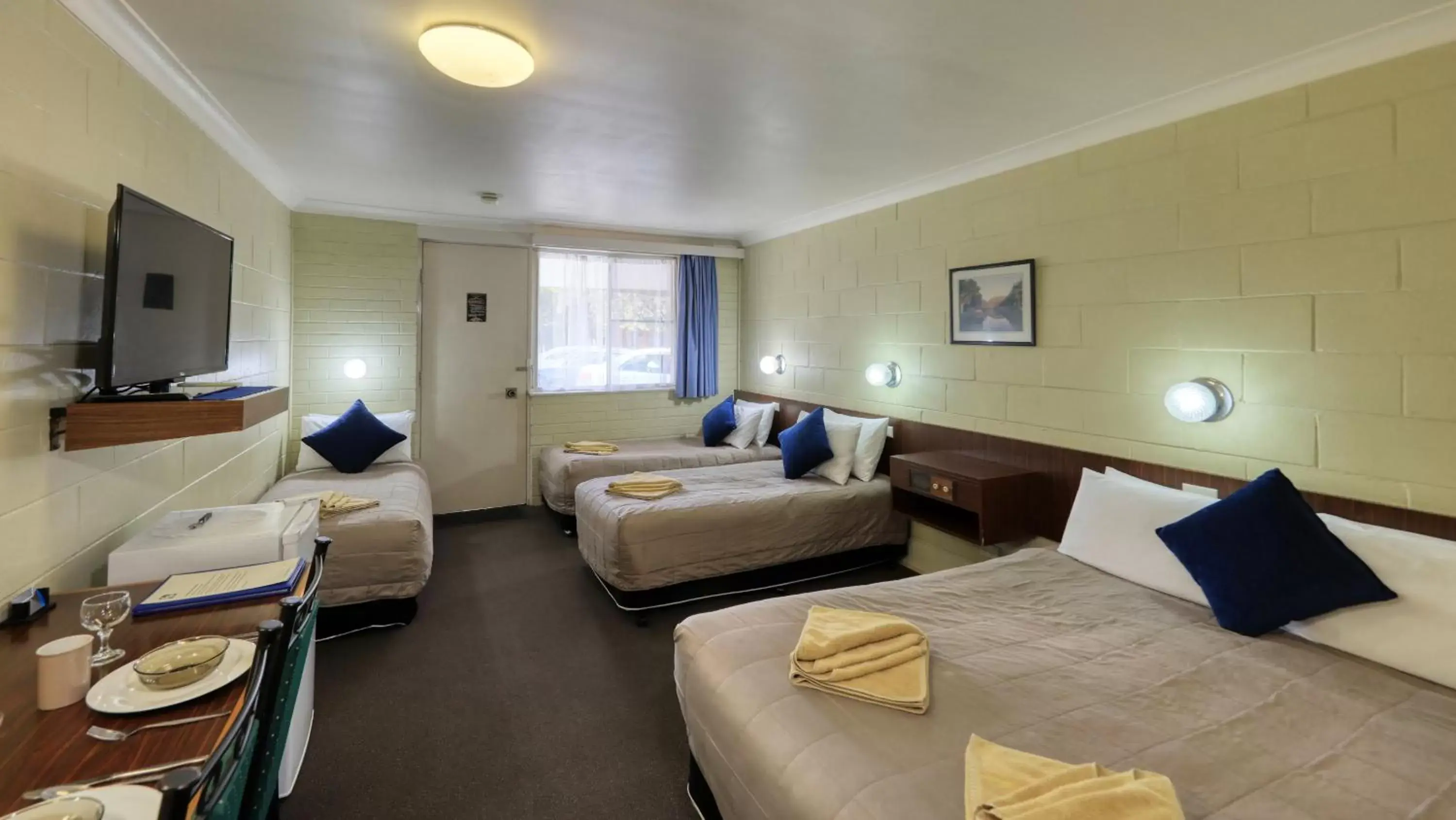 Bed in Matthew Flinders Motor Inn