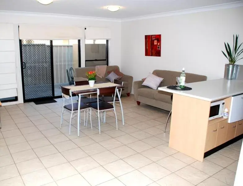 Coffee/tea facilities, Dining Area in Amberoo Apartments