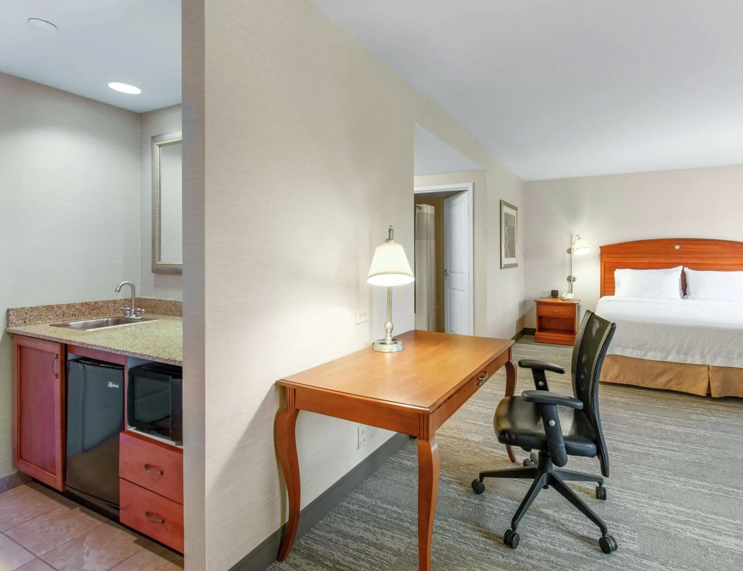 Bedroom, Kitchen/Kitchenette in Hampton Inn & Suites North Conway