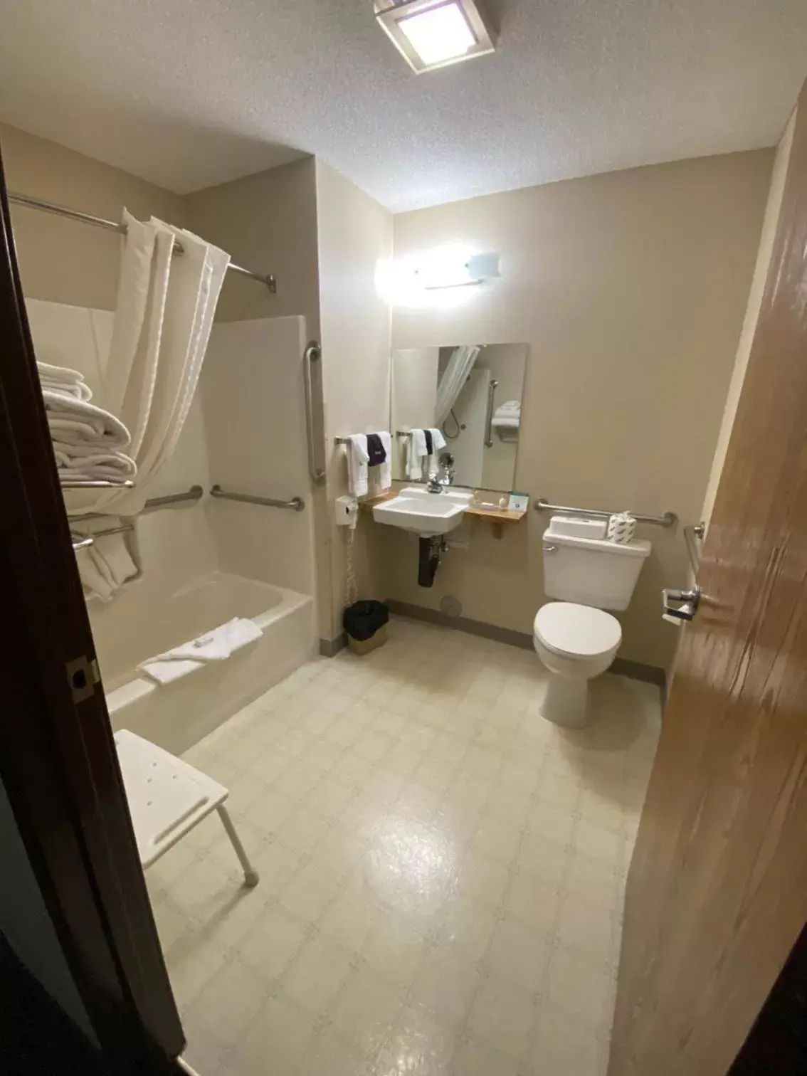 Bathroom in Boarders Inn & Suites by Cobblestone Hotels - Broken Bow
