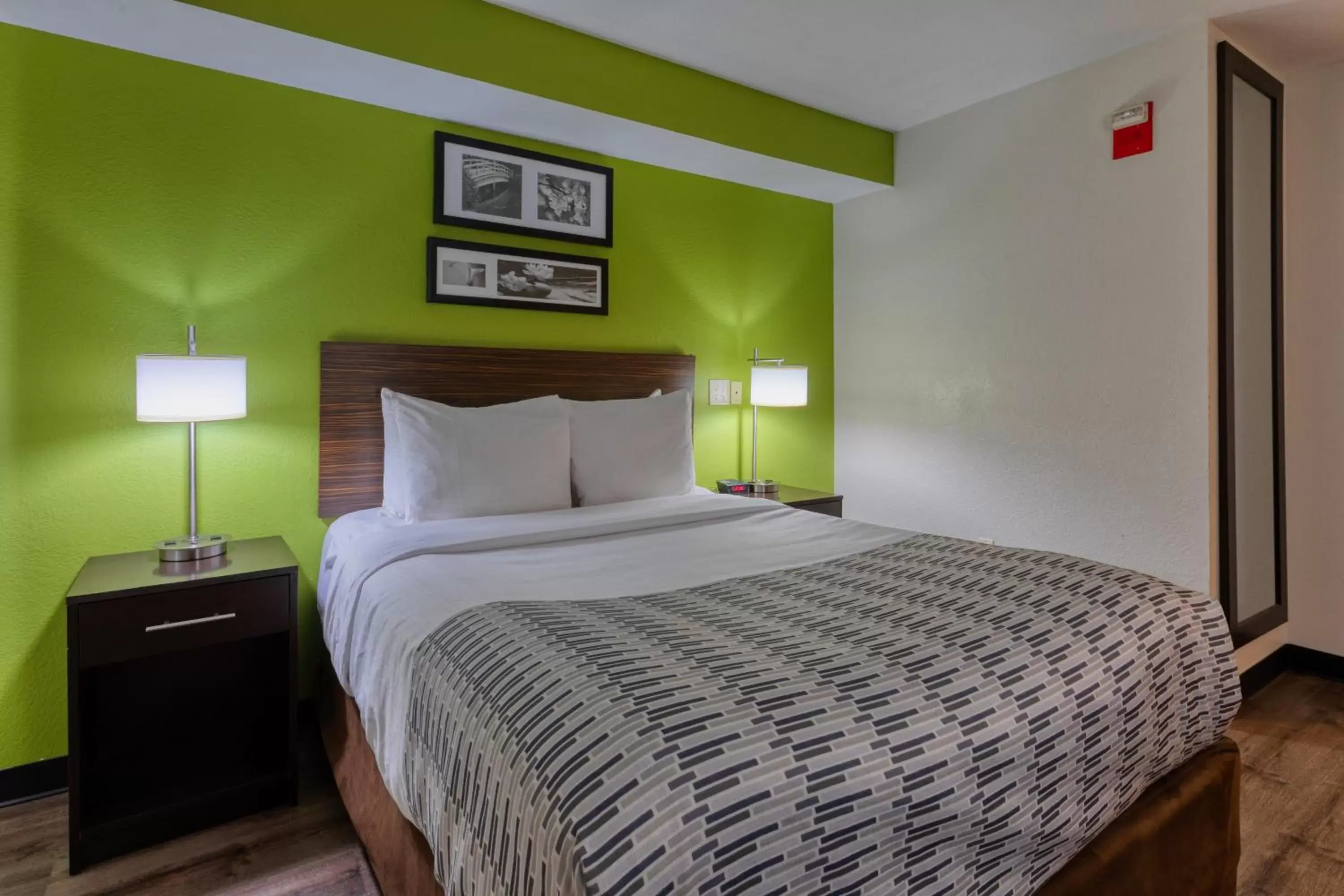 Bedroom, Bed in Surestay Plus Hotel by Best Western Superstition Springs