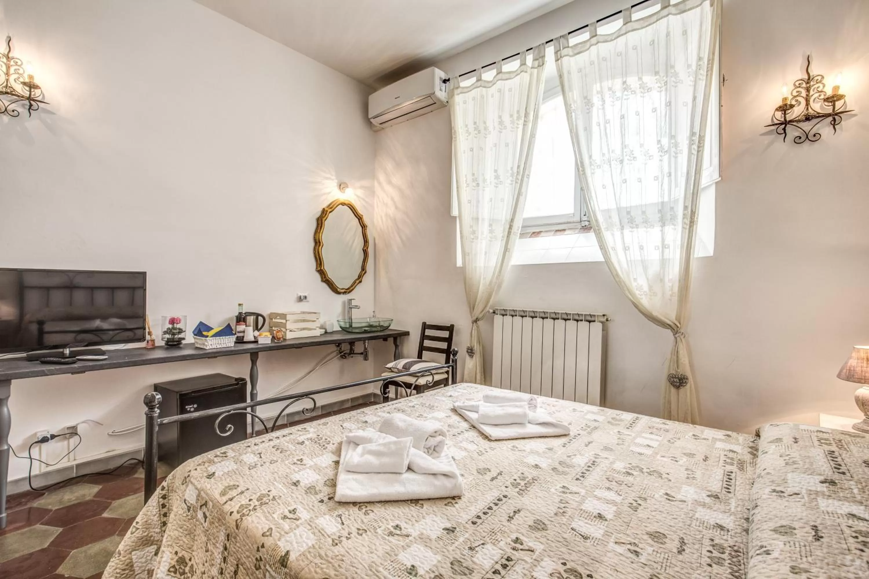 TV and multimedia, Bed in Relais La Torretta