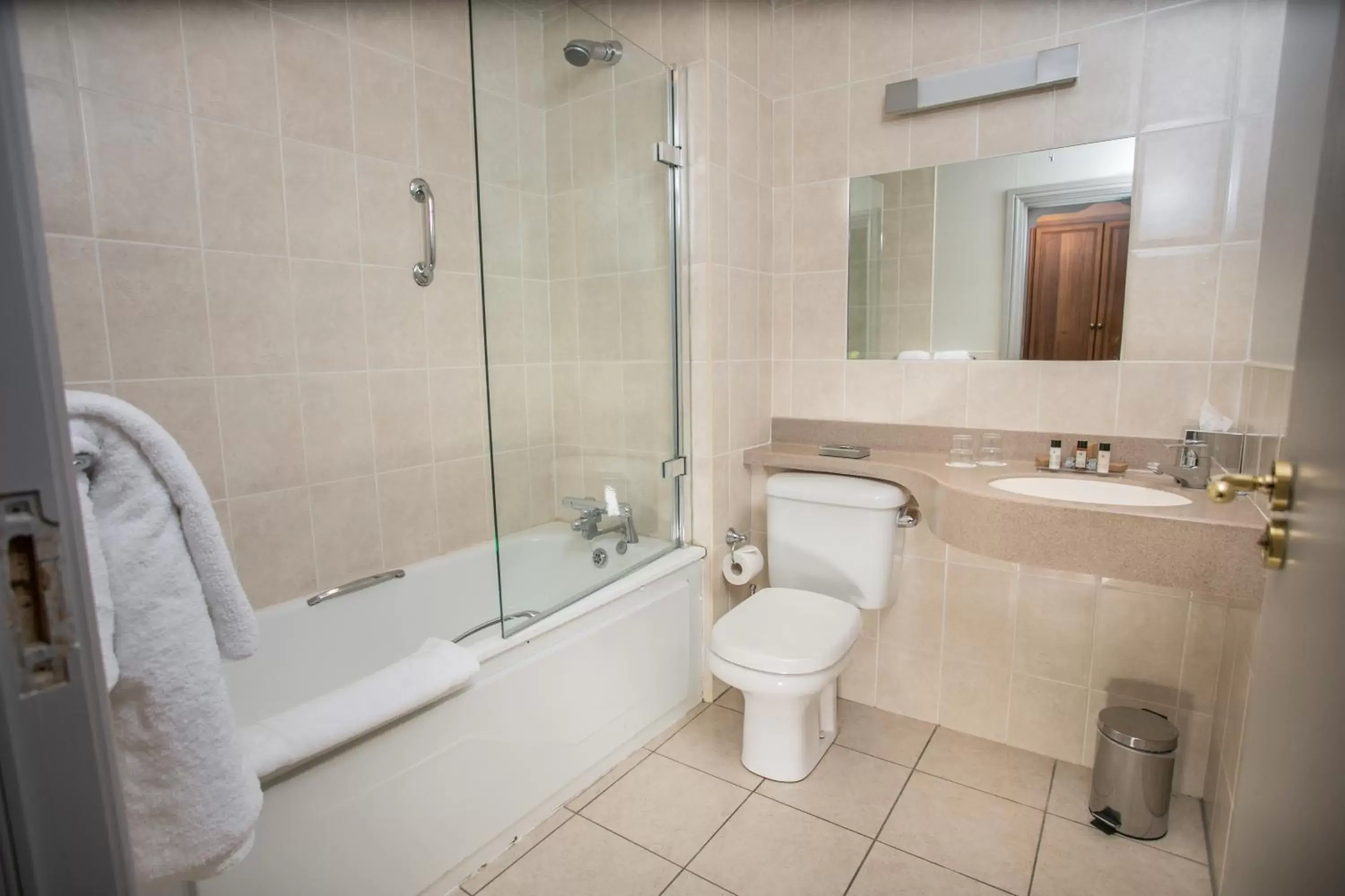 Bathroom in Longcourt House Hotel