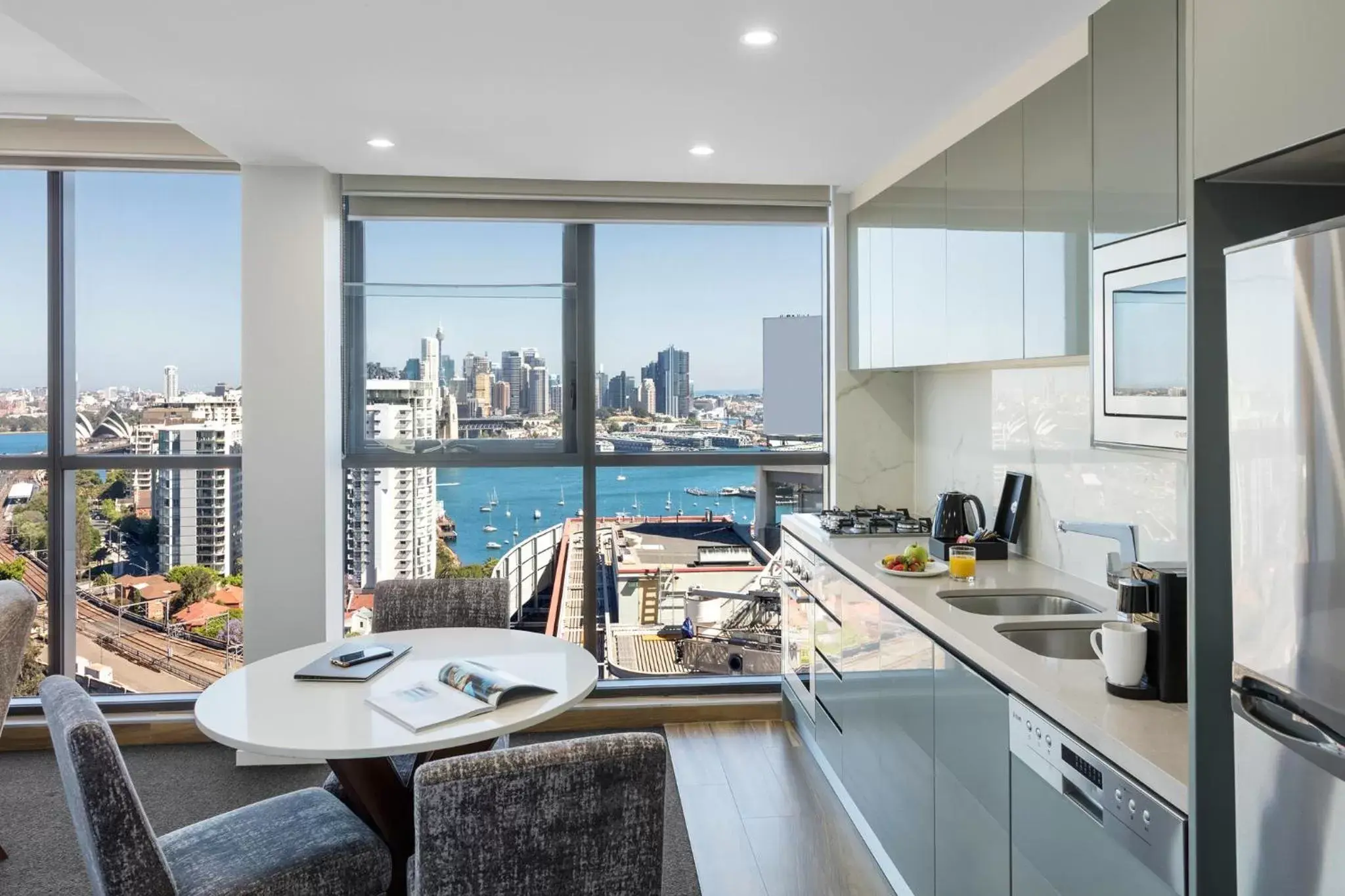 City view, Kitchen/Kitchenette in Meriton Suites North Sydney