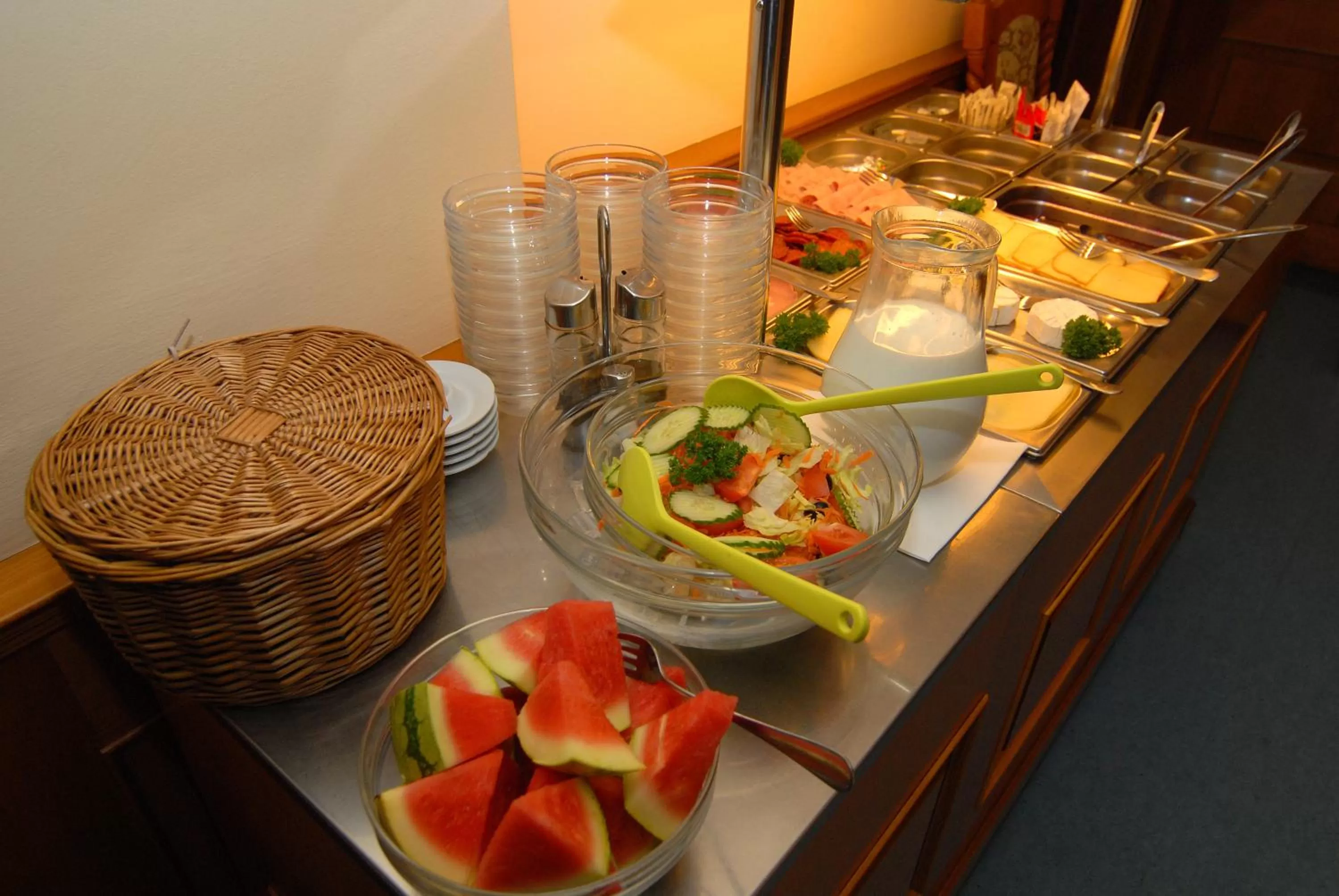 Restaurant/places to eat in Hotel Opera