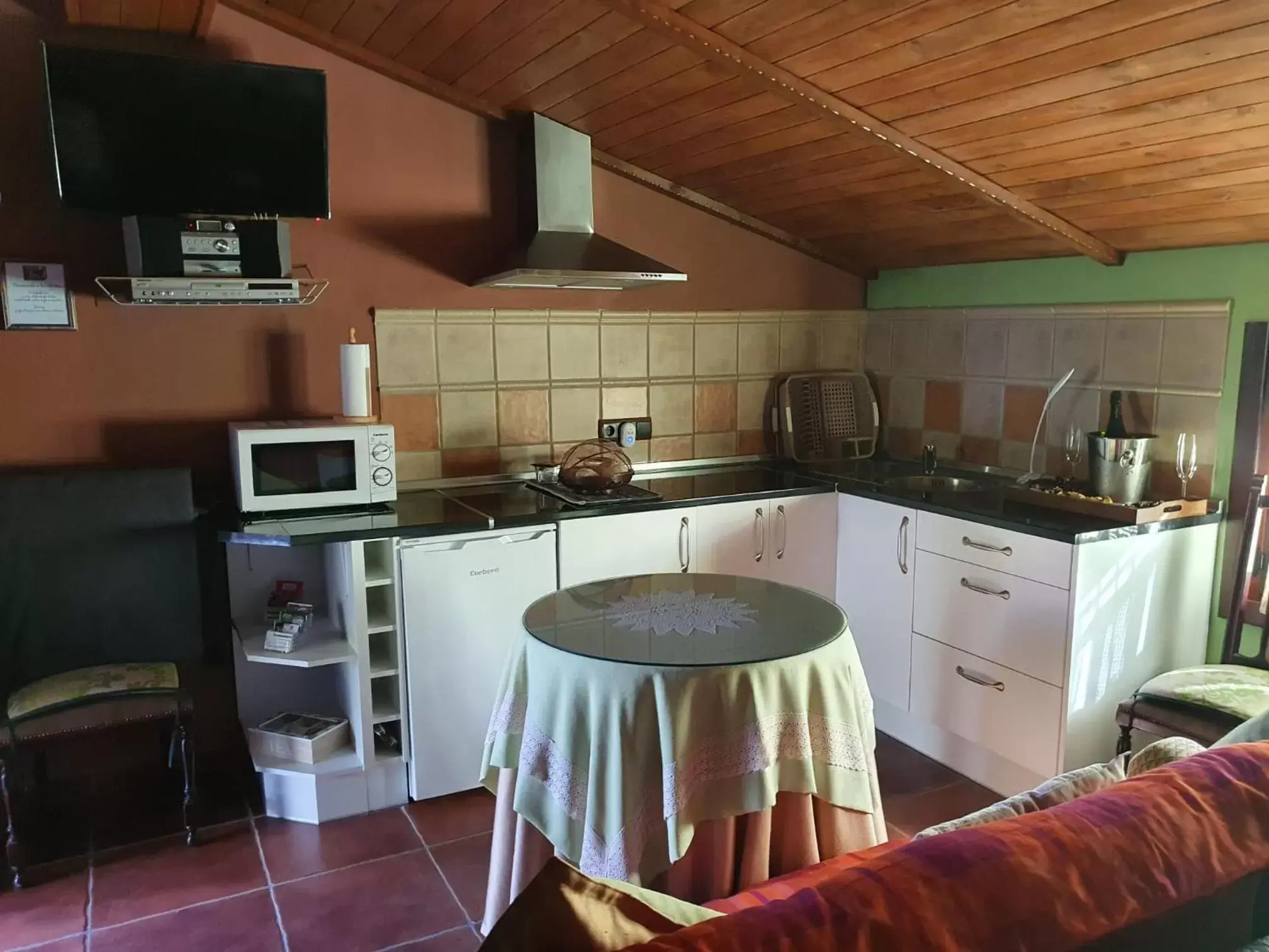 Kitchen/Kitchenette in La Cabaña Romantica de Llano