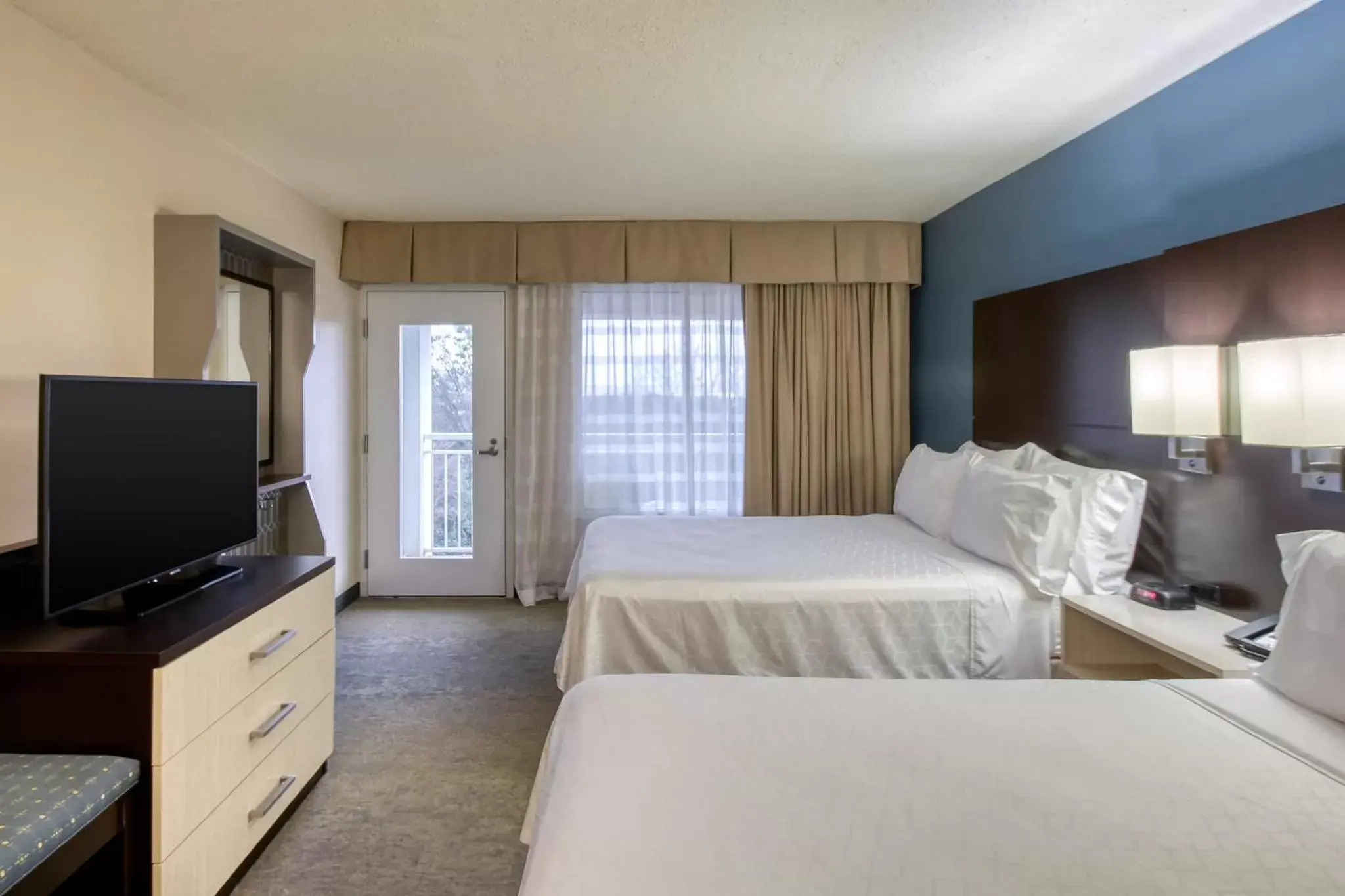 Photo of the whole room, TV/Entertainment Center in Holiday Inn & Suites Atlanta Airport North, an IHG Hotel