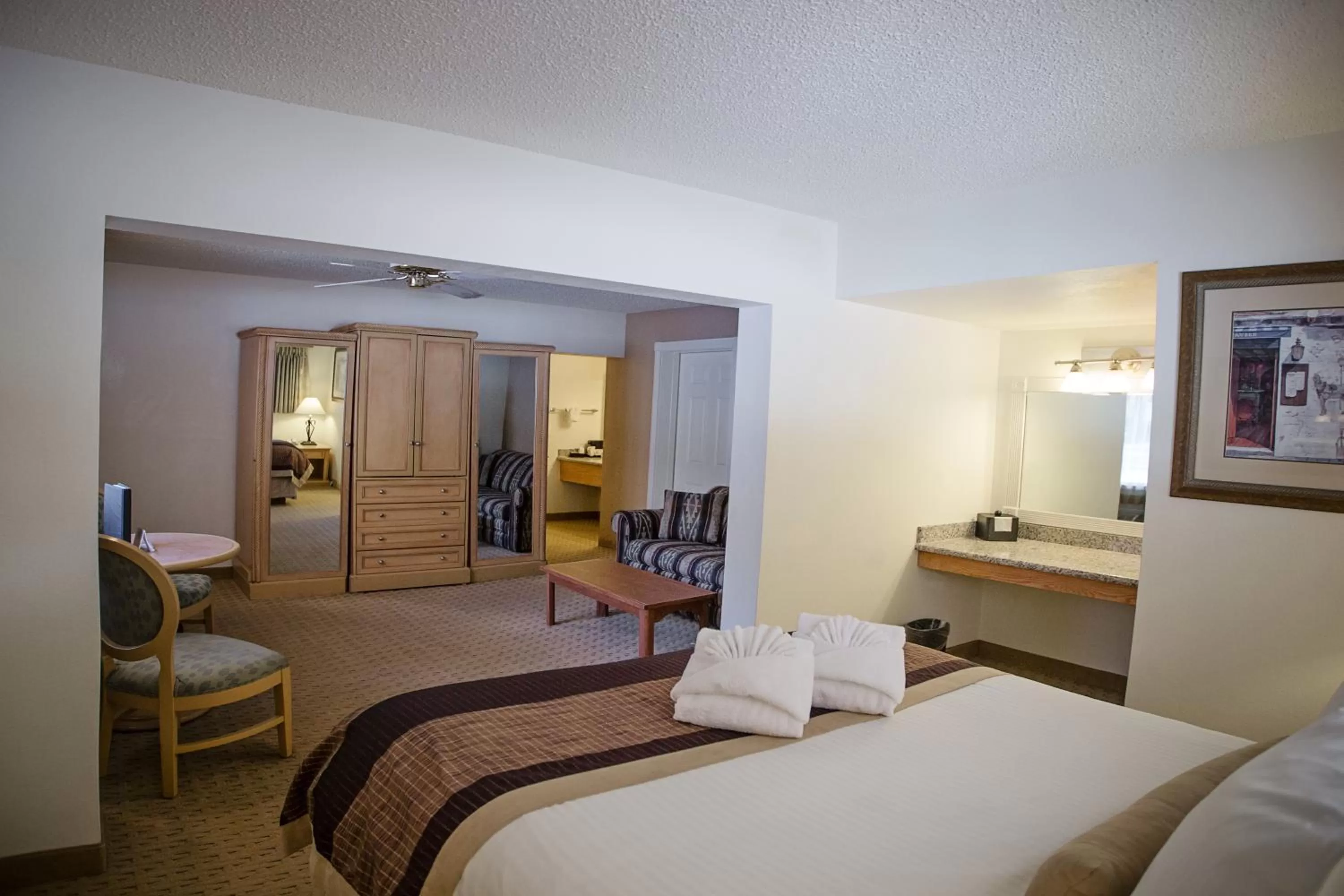 Seating area, Bed in Twin Peaks Lodge & Hot Springs