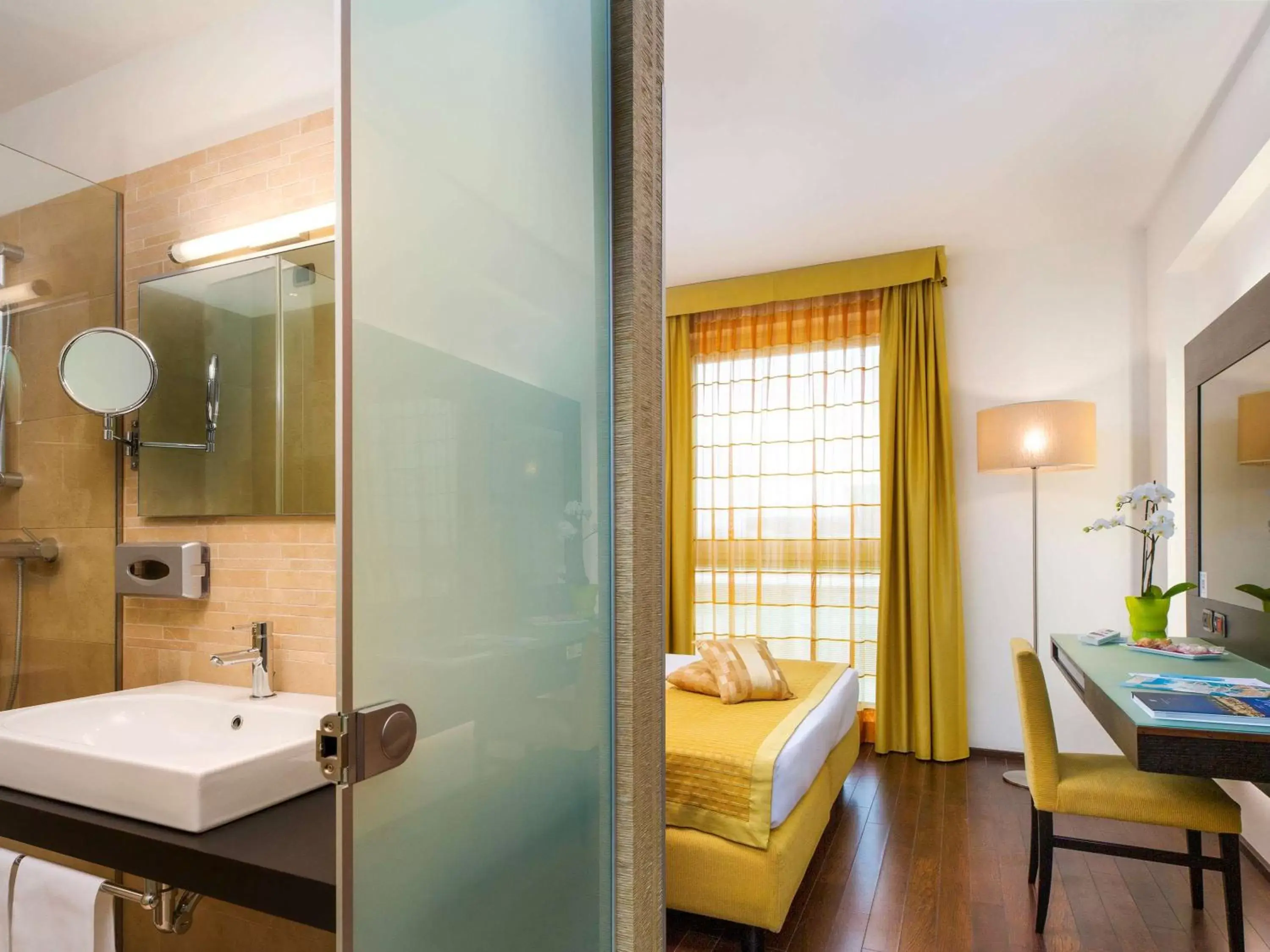 Photo of the whole room, Bathroom in Hotel Mercure Siracusa