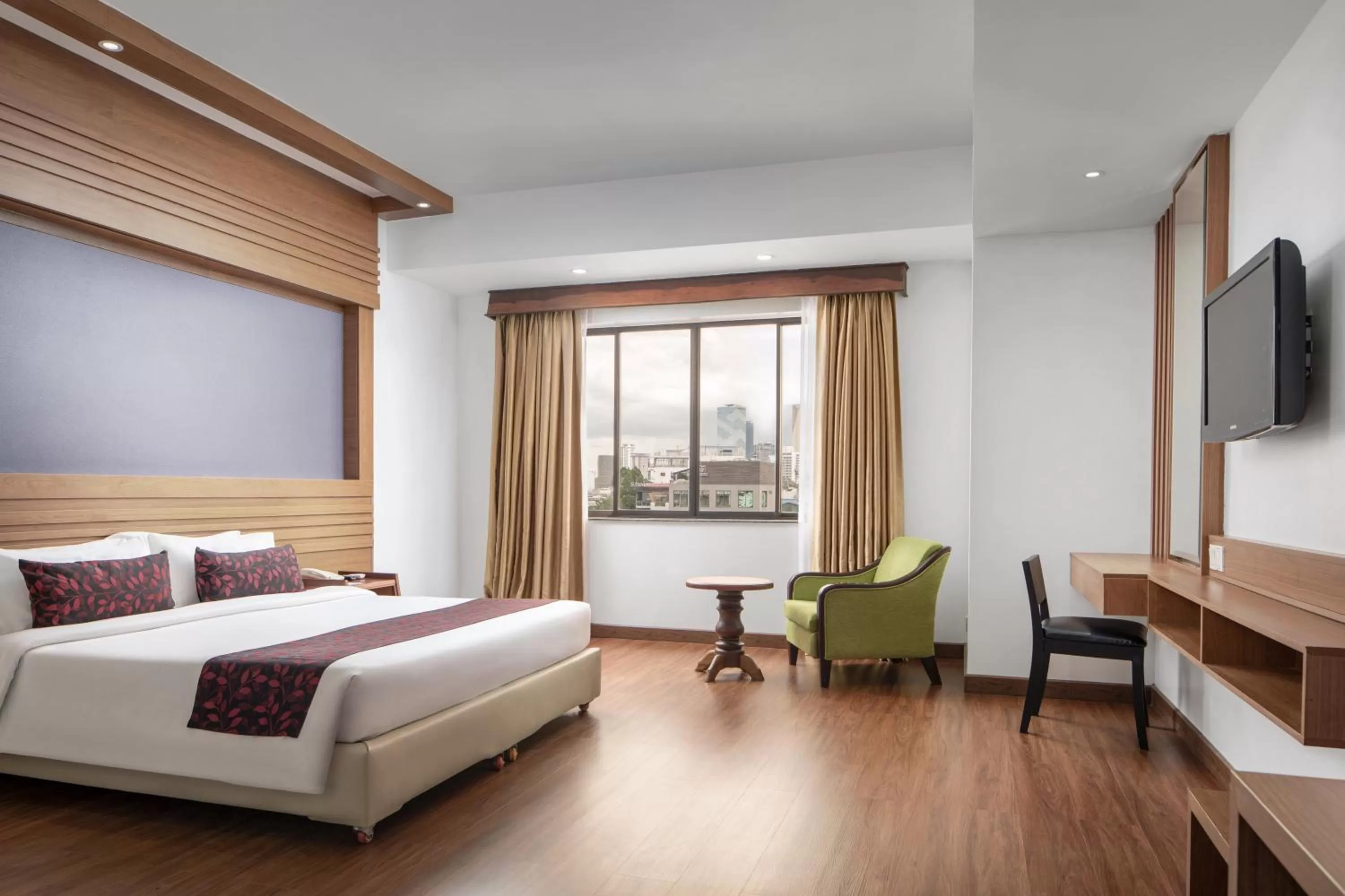 Bed in Ohana Phnom Penh Palace Hotel