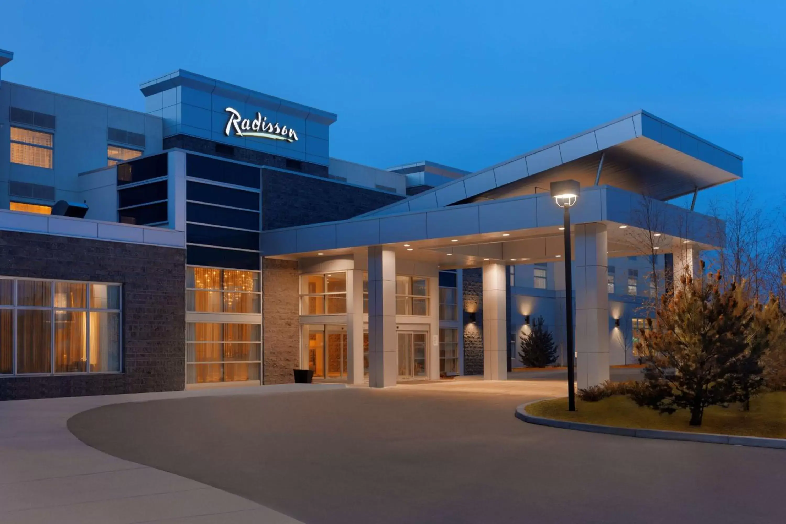 Property building in Radisson Hotel & Conference Center Calgary Airport East