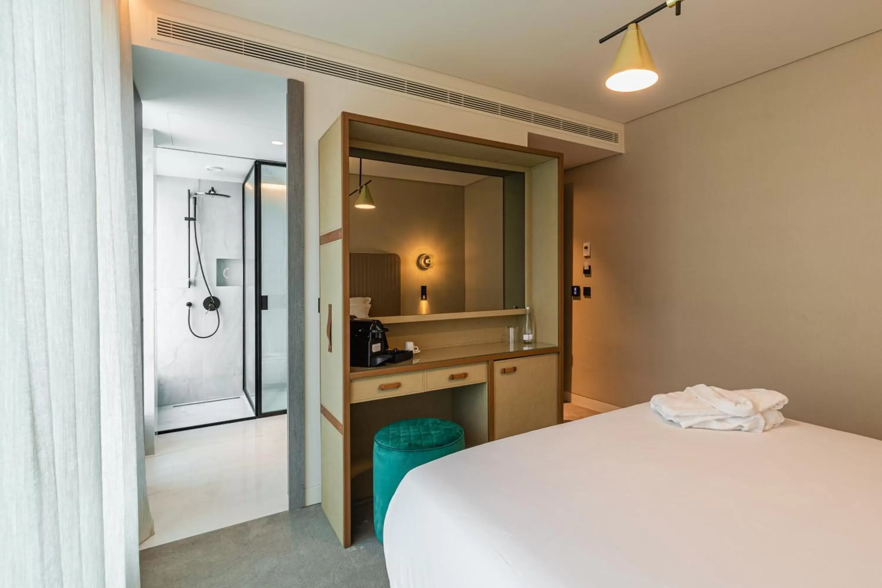 Shower, Bed in LUSTER Hotel