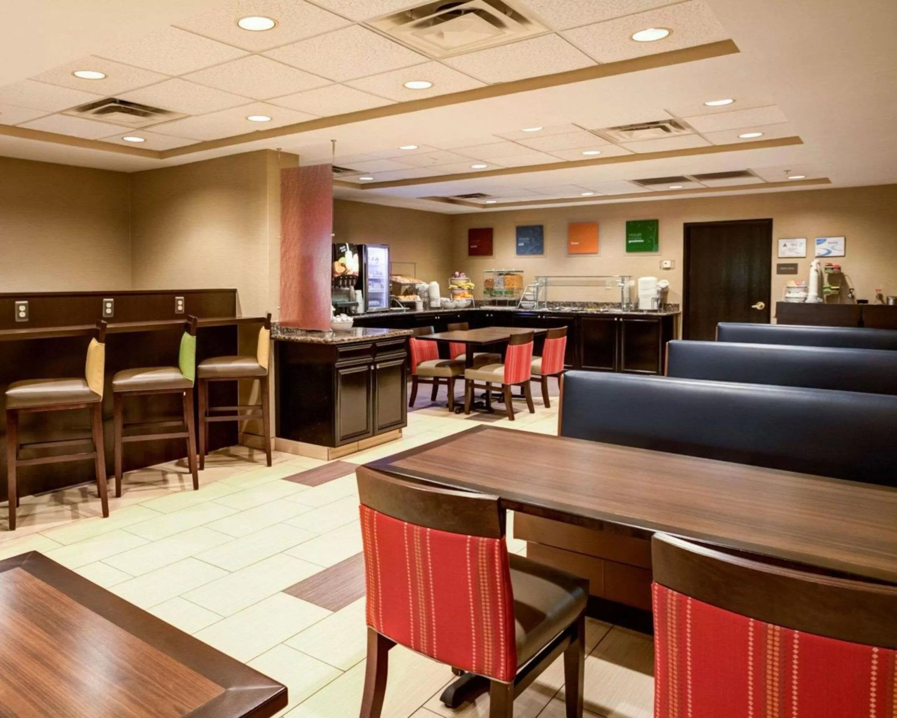 Restaurant/places to eat in Comfort Suites Airport