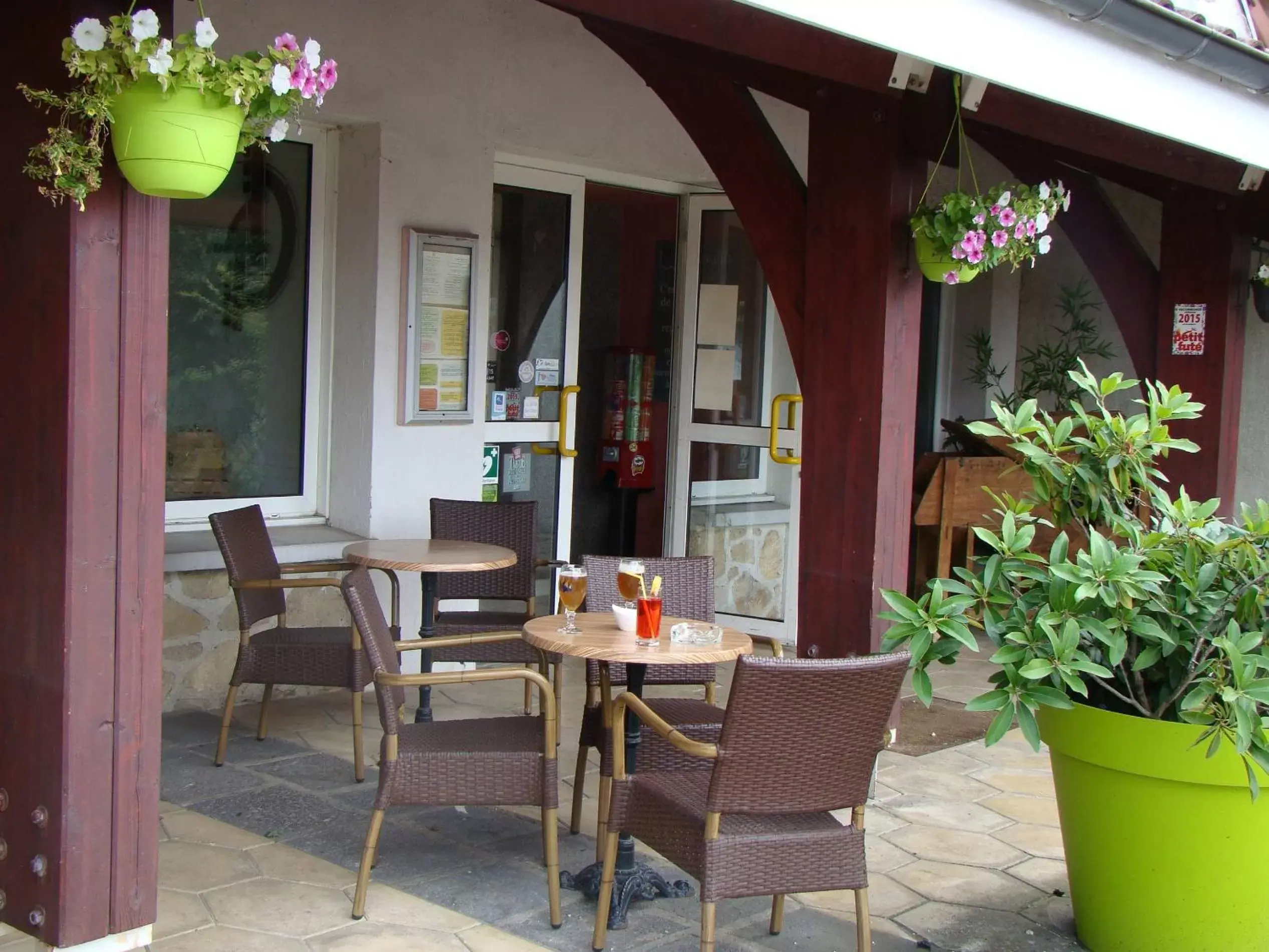 Patio in LOGIS Hôtel Le Moulin Des Gardelles