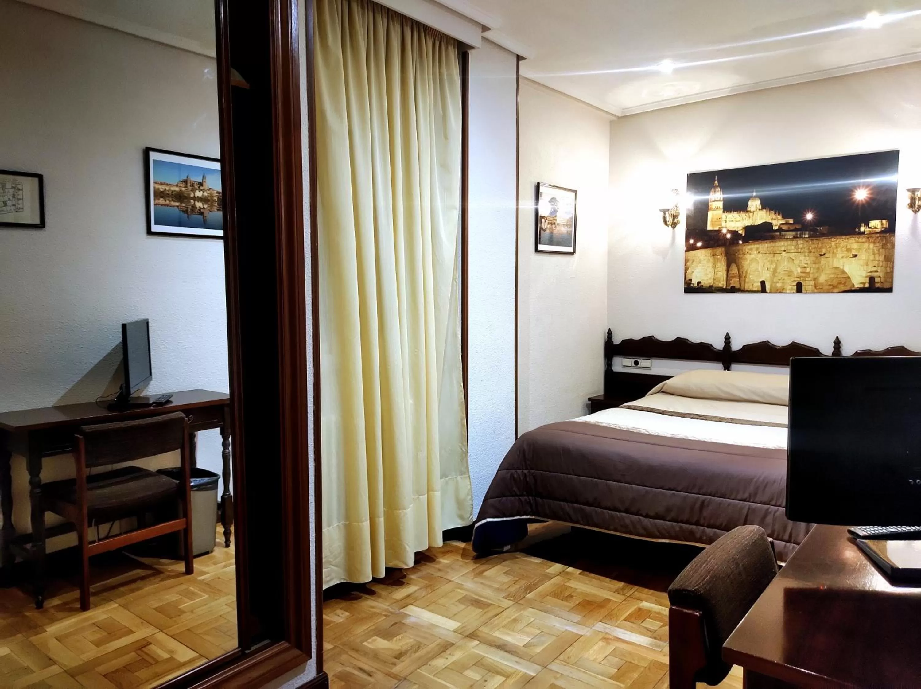 Bed in Hotel Castellano I